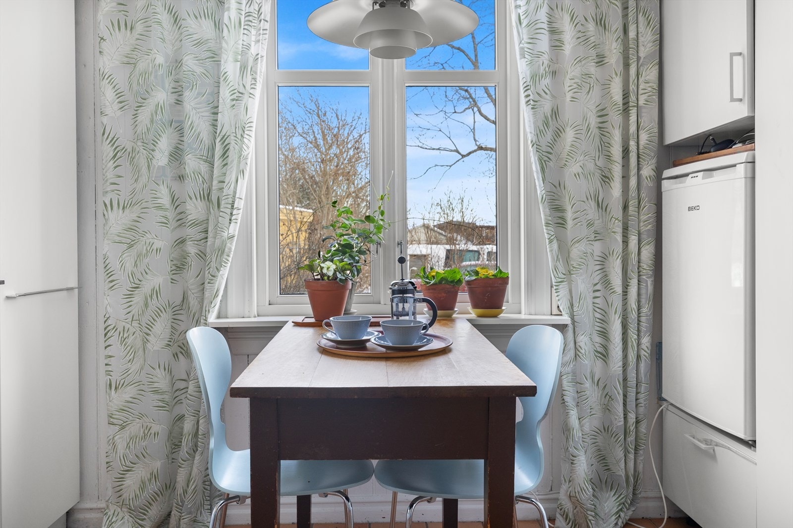 Store vinduer gir naturlig lys og utsikt til hageområdet fra spiseplassen. Galleribilde