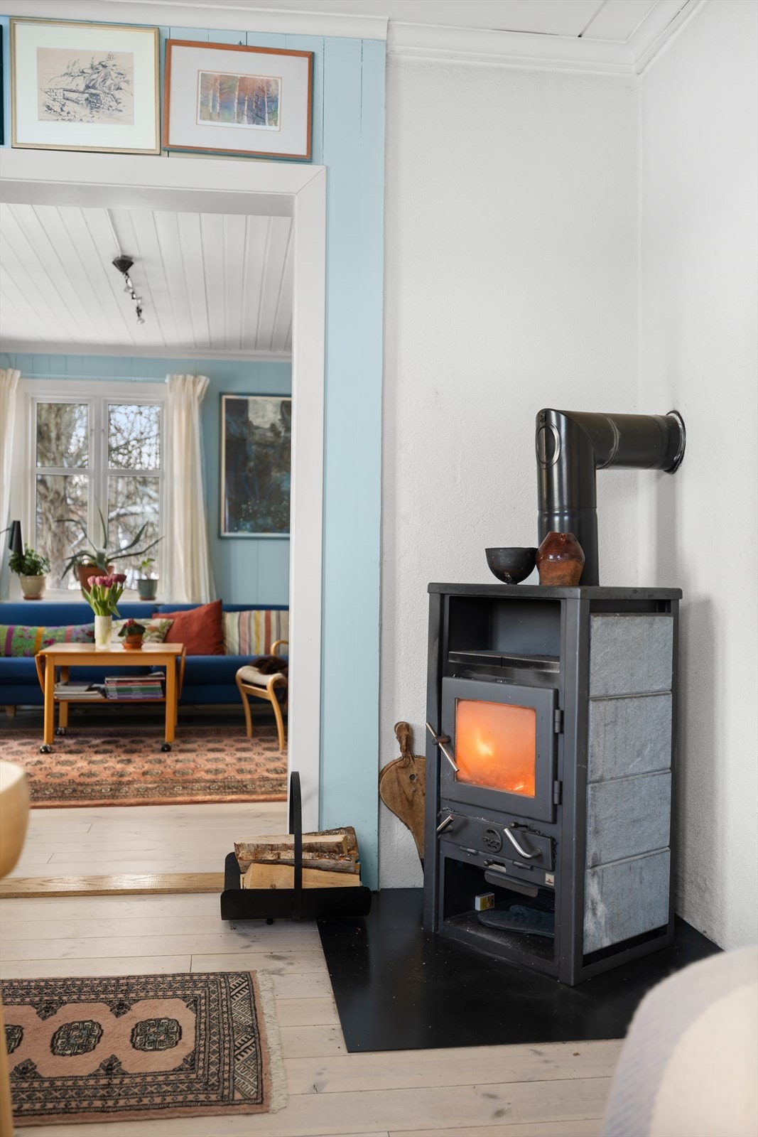 Vedovn bidrar med jevn varme og en hyggelig atmosfære. Galleribilde