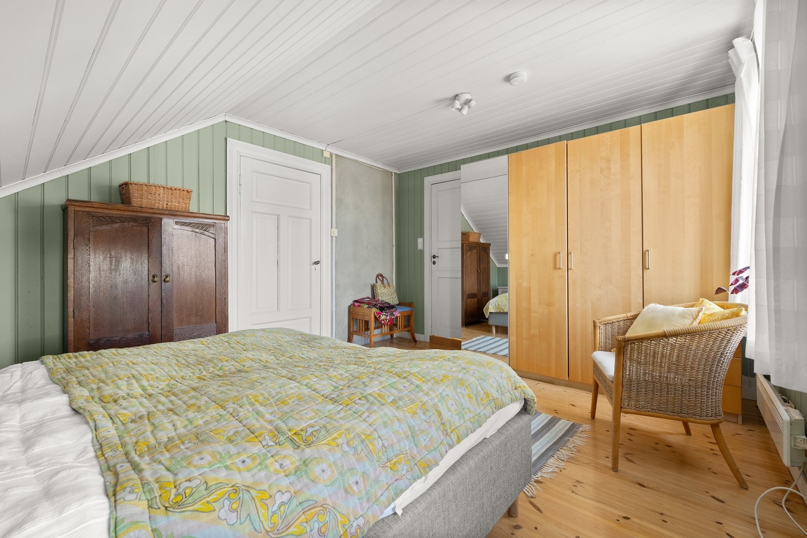 Rommet har både garderobeskap og plass for kommode for praktisk oppbevaring. Galleribilde