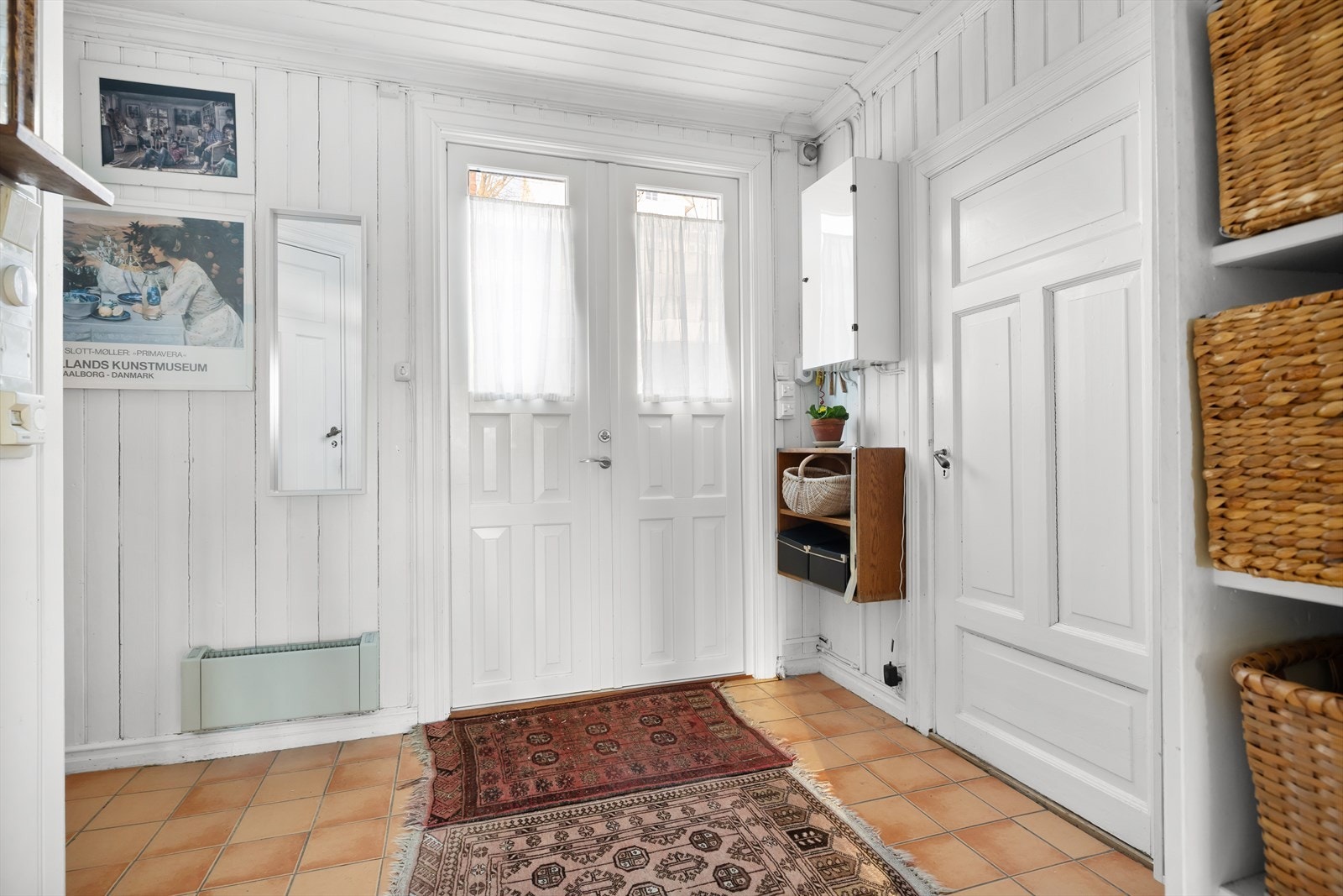 Flislagt gulv gir en praktisk og lettstelt løsning i entréområdet. Galleribilde