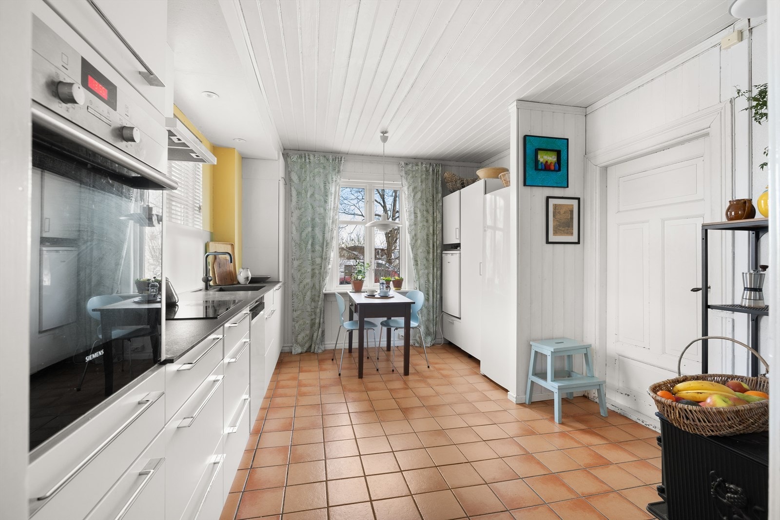 Fliser på gulvet gir en praktisk og slitesterk overflate på kjøkkenet. Galleribilde