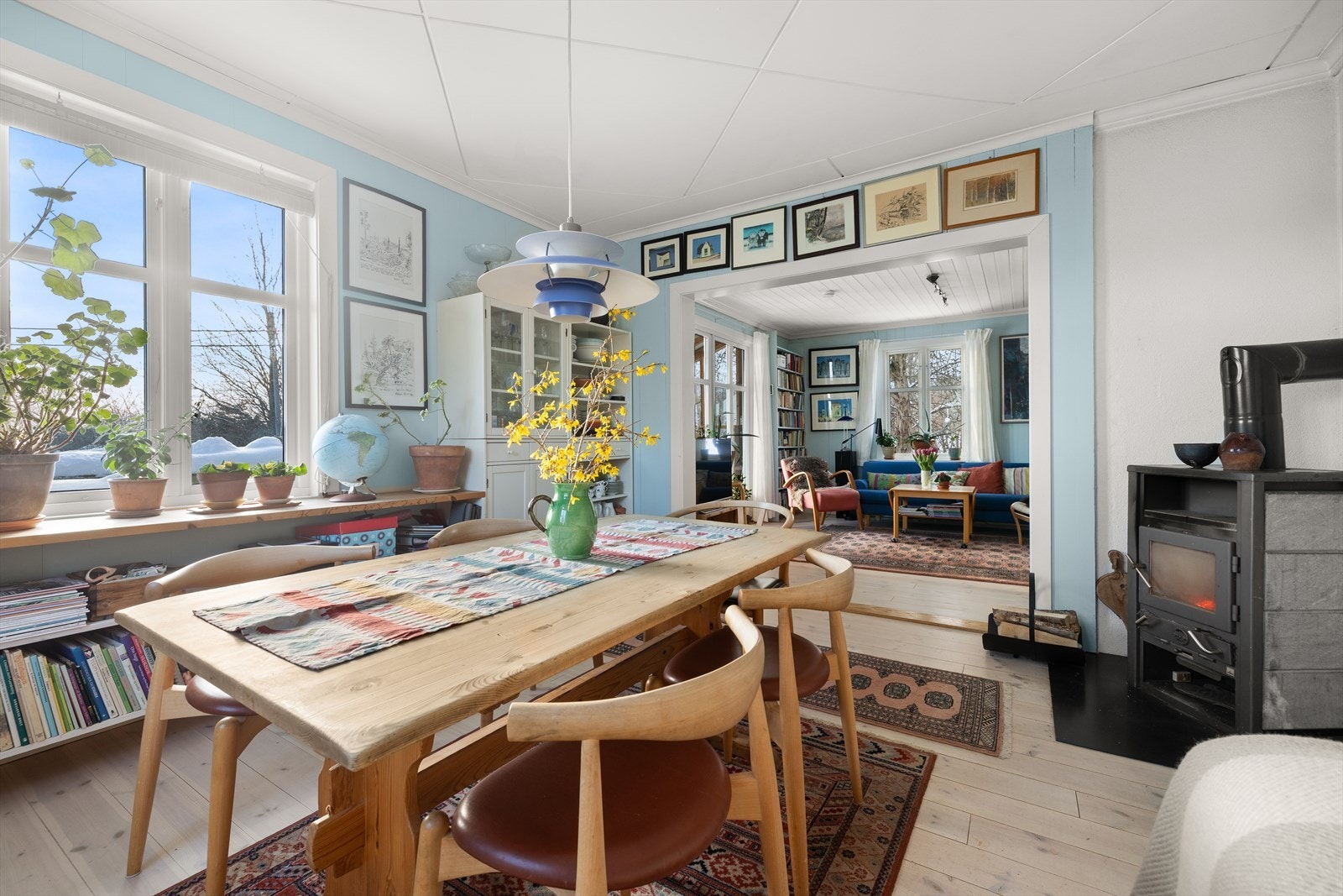 Spisebordet er plassert ved vinduene, som gir utsikt mot hagen. Galleribilde