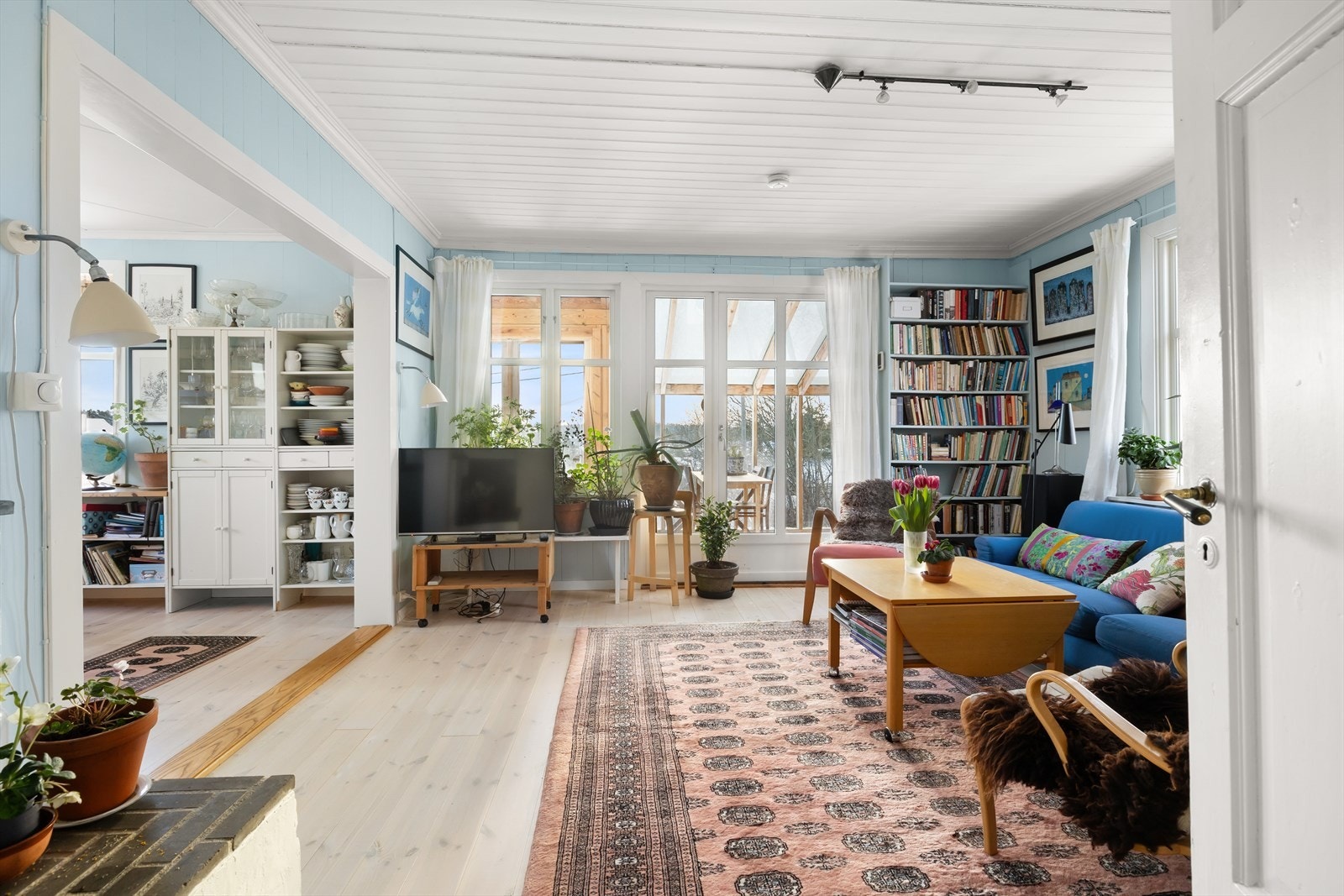 Stuen har en romslig planløsning med plass til flere sittegrupper. Galleribilde