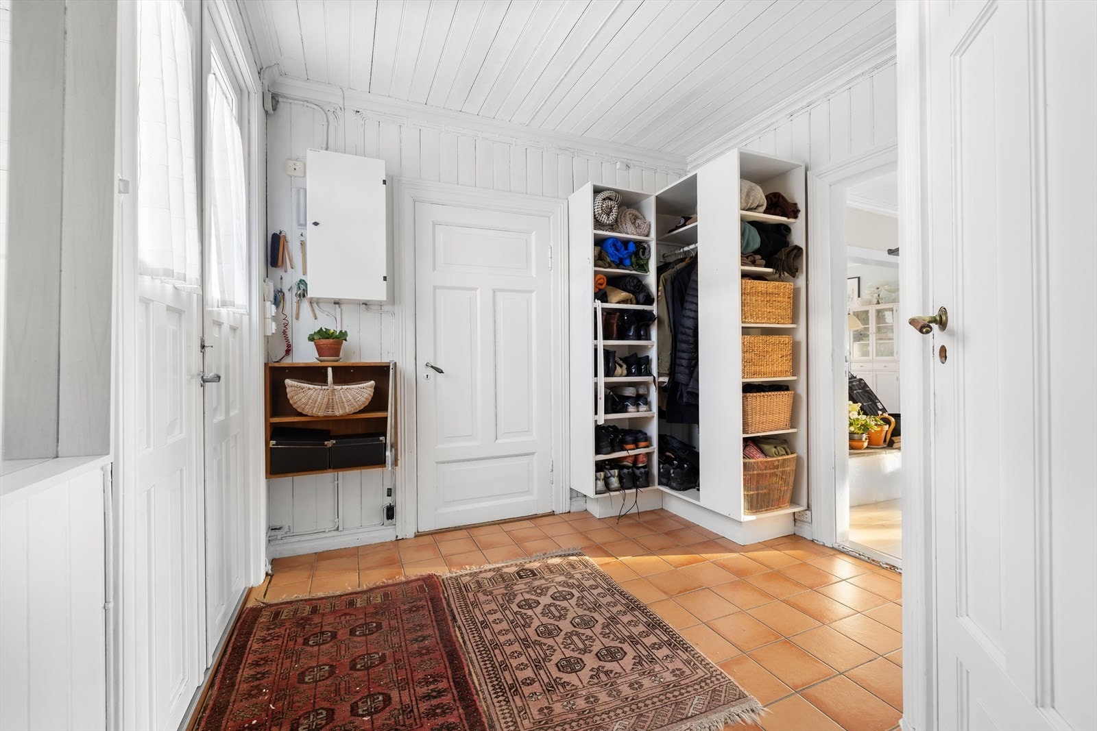 Direkte adkomst til stuen gir en naturlig overgang fra entréen. Galleribilde