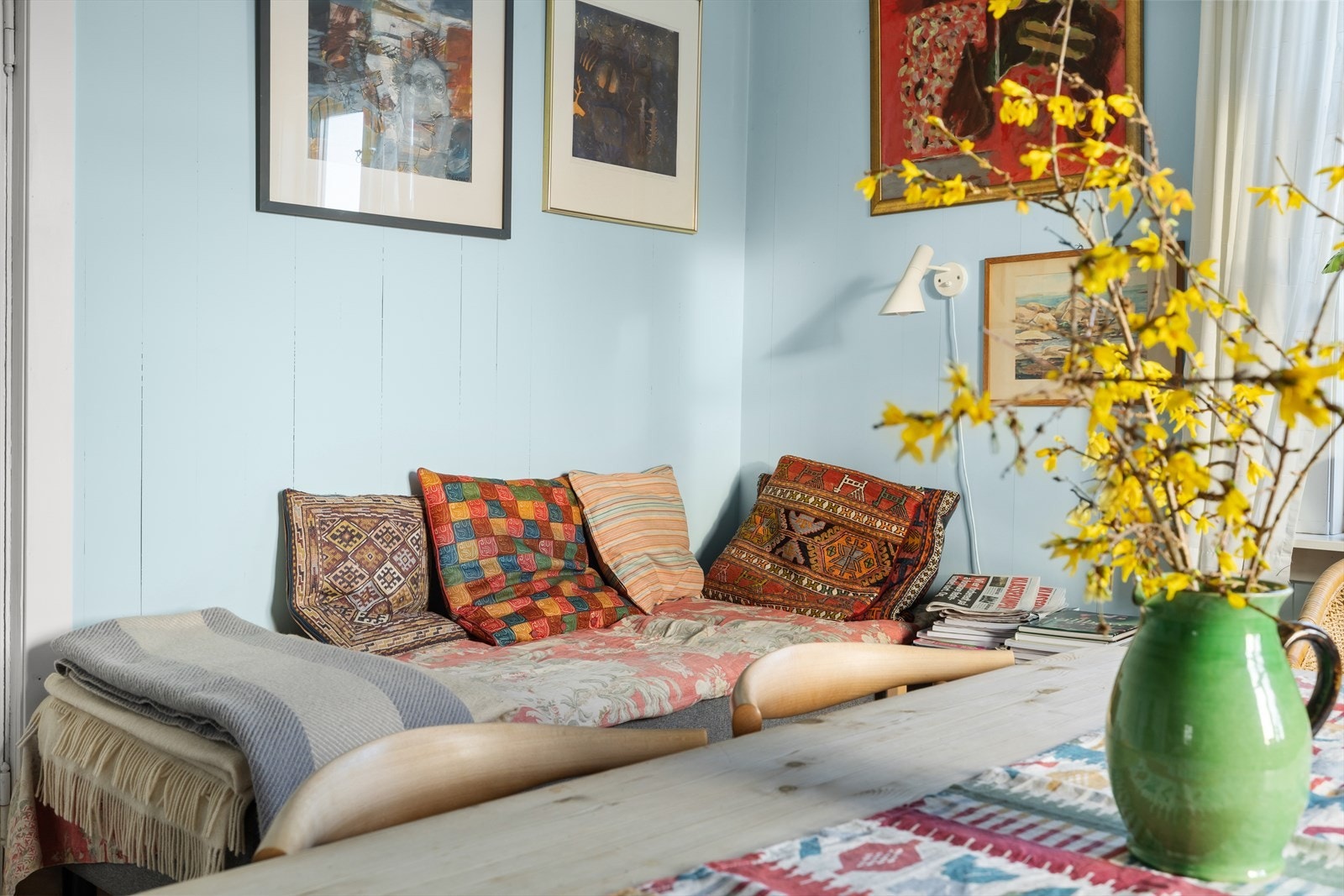 Dekorative veggmalerier tilfører farge og personlig preg til spiseområdet. Galleribilde