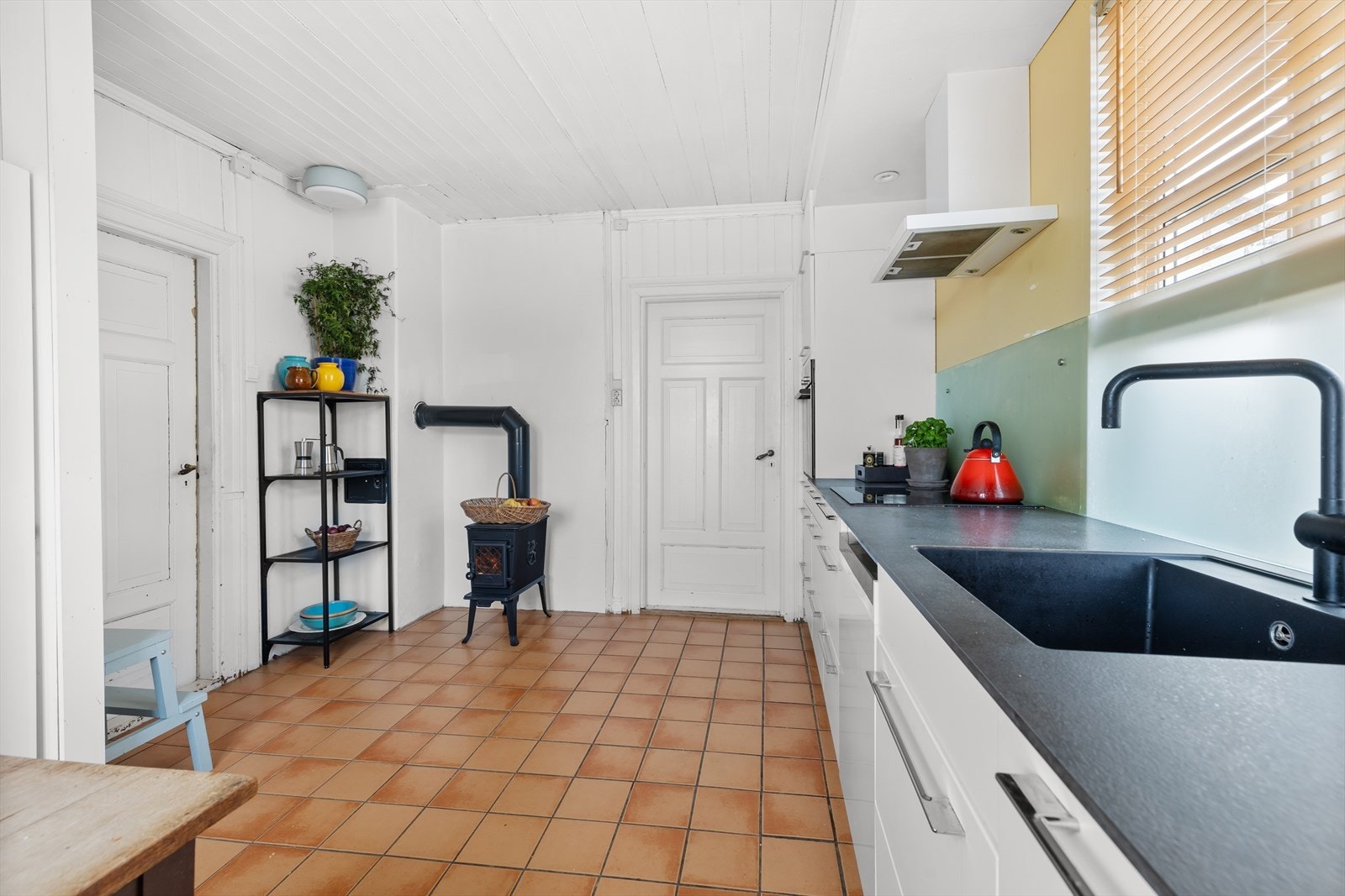 Vedovn bidrar med jevn varme og skaper et komfortabelt inneklima. Galleribilde