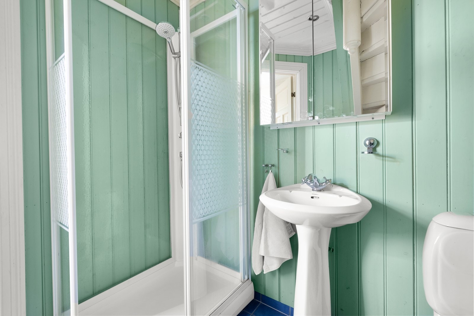 Dusjkabinett og servant gir en effektiv utnyttelse av rommets størrelse. Galleribilde