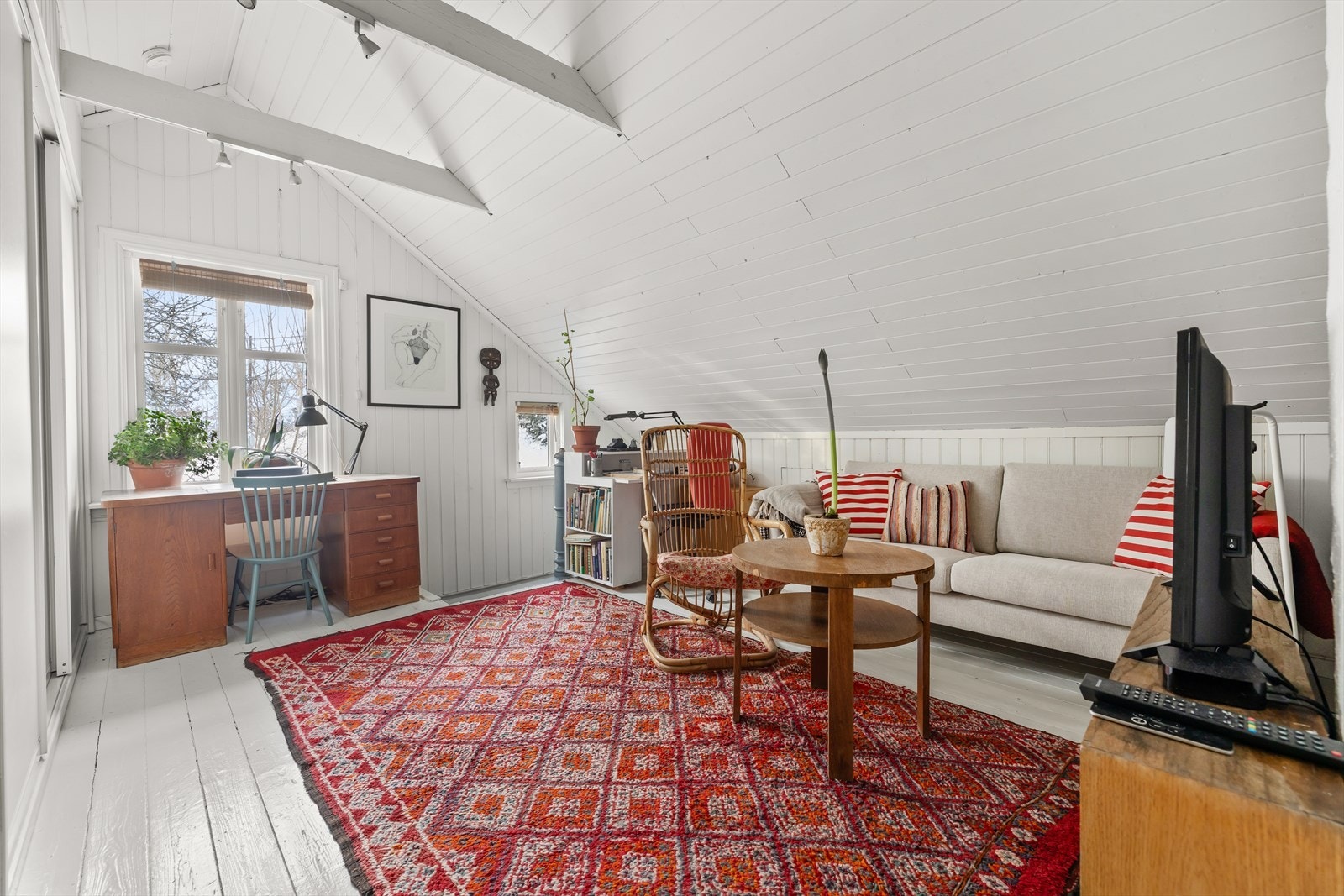 Arbeidskrok ved vinduet gir naturlig lys til skrivebordet, ideelt for kontorarbeid. Galleribilde