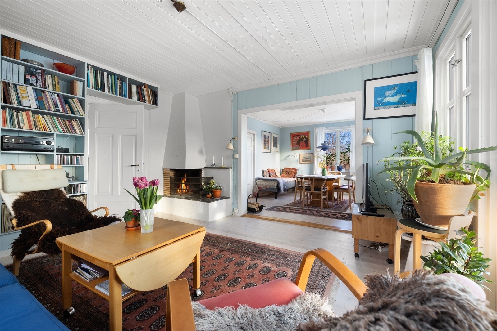 Peis med mursteinsdetaljer gir varme og karakter til oppholdsrommet. Galleribilde