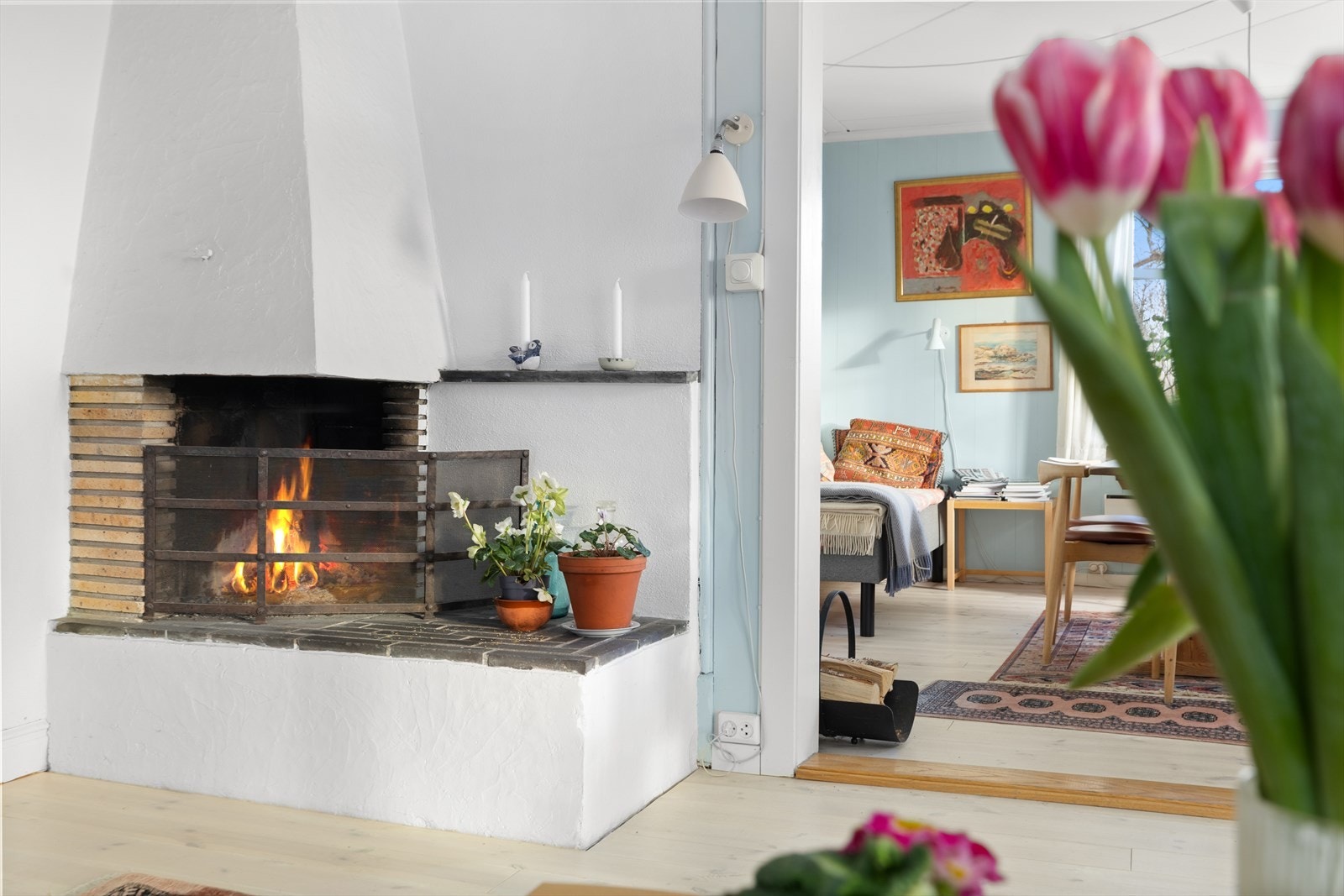 Peisen med mursteinsdetaljer gir en koselig varme til rommet. Galleribilde