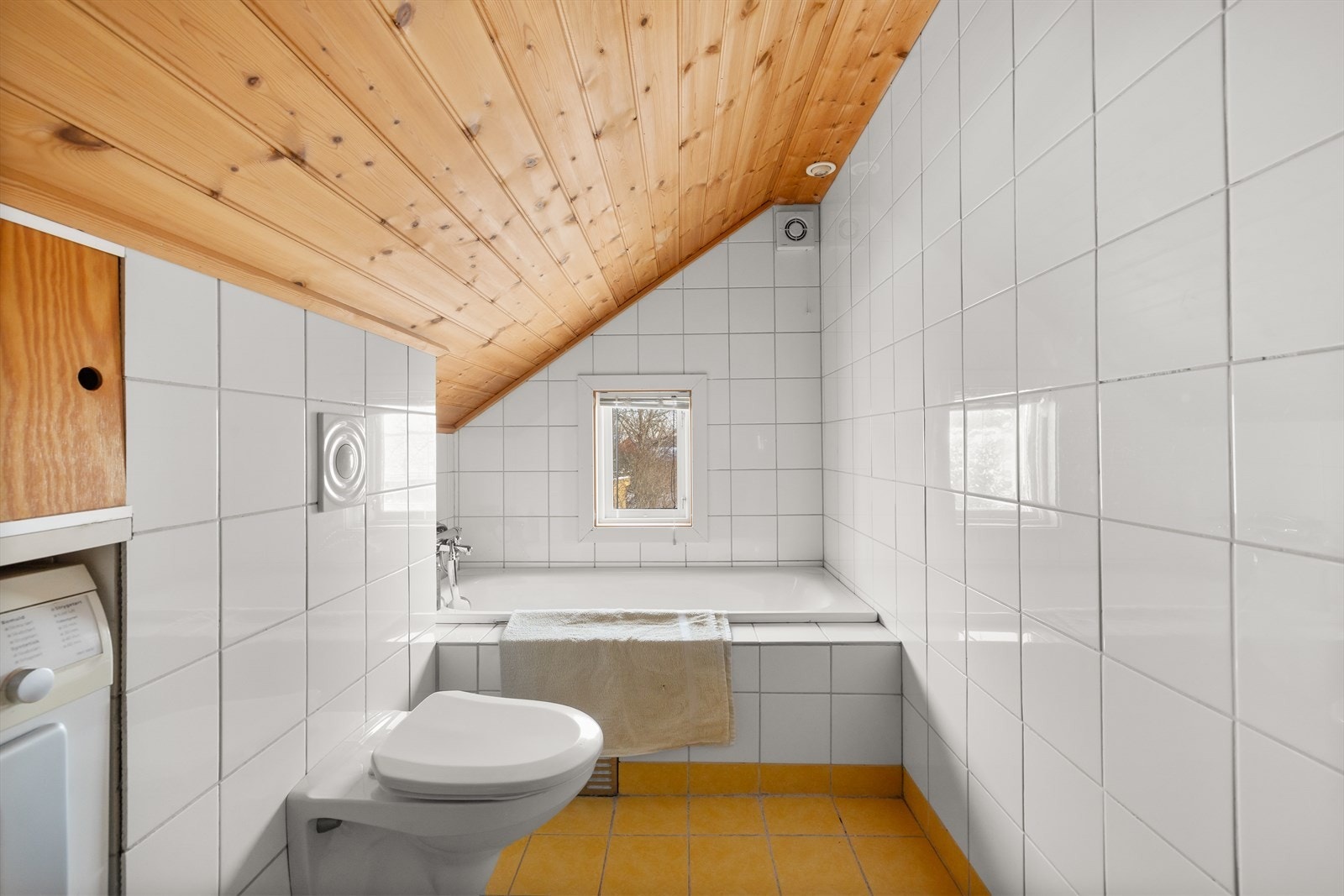 Badet har flislagte overflater og et innbygd badekar for optimal komfort. Galleribilde