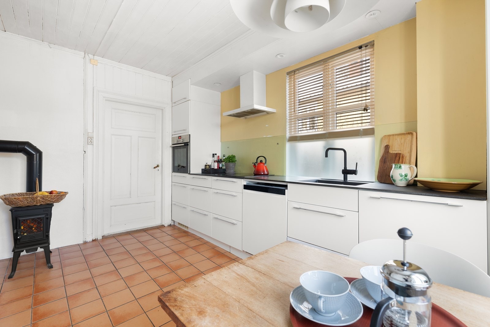 Integrerte hvitevarer og komposittbenkeplate gir ryddig arbeidsflate. Galleribilde