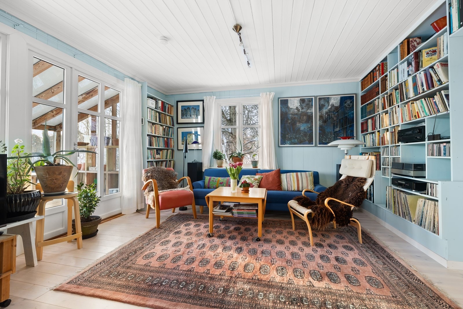 Store vindusflater gir rikelig med naturlig lys og utsikt mot verandaen. Galleribilde