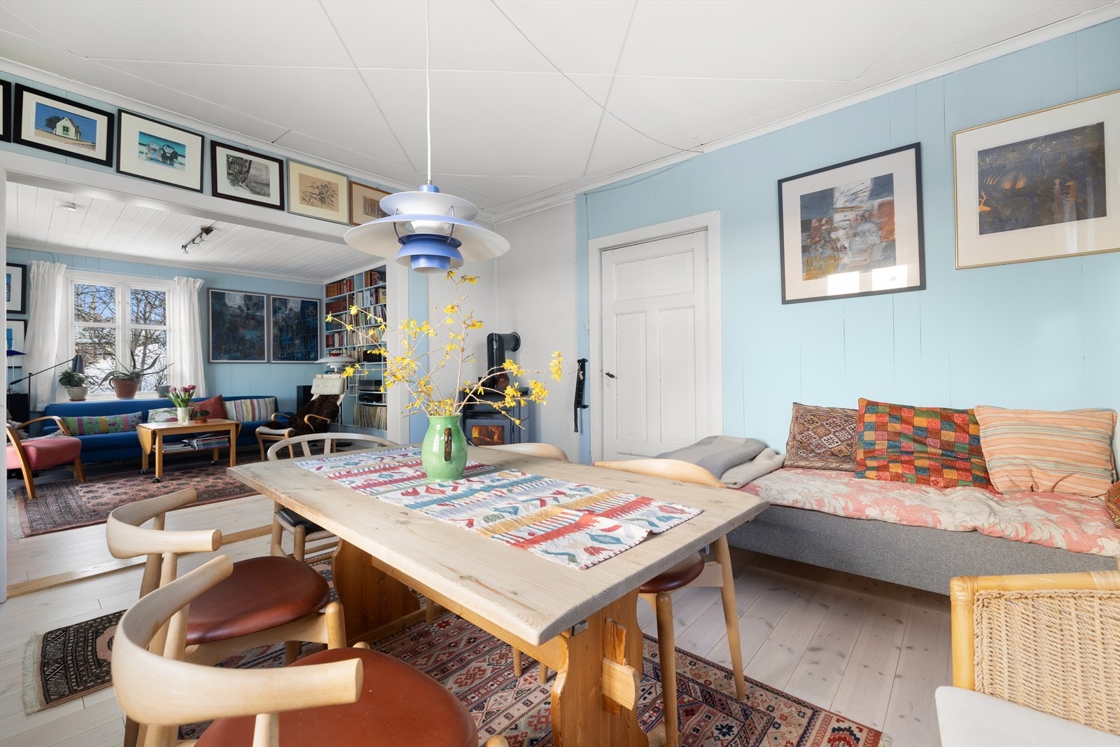 Plass til både spisebord og sofa gir rommet flere funksjoner. Galleribilde