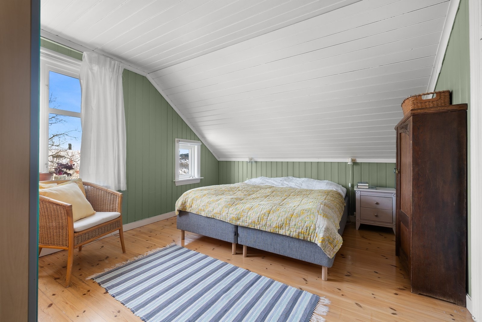 Grønne panelvegger og tregulv gir en varm og innbydende atmosfære. Galleribilde