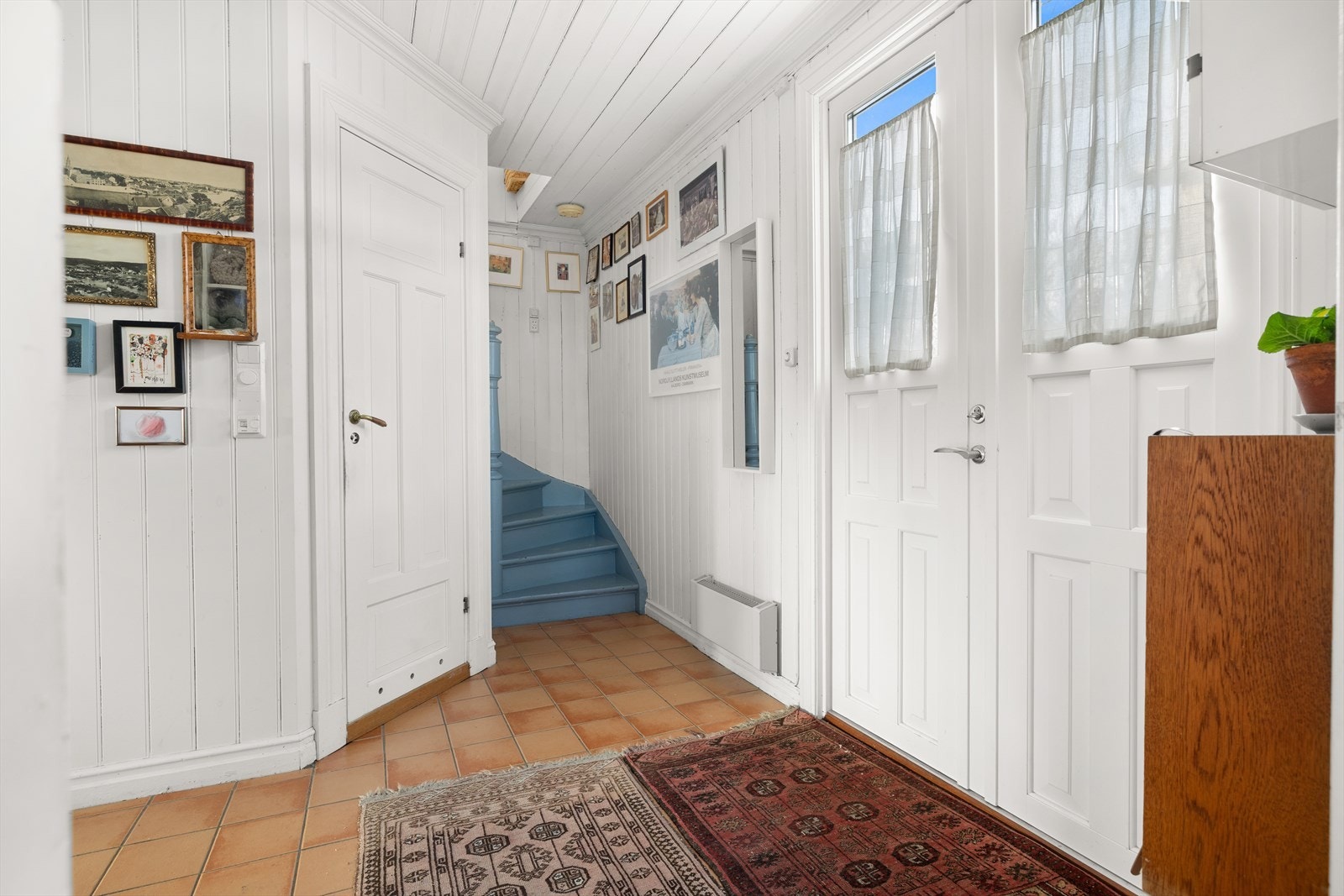 Trapp til andre etasje gir enkel tilgang til boligens øvrige rom. Galleribilde