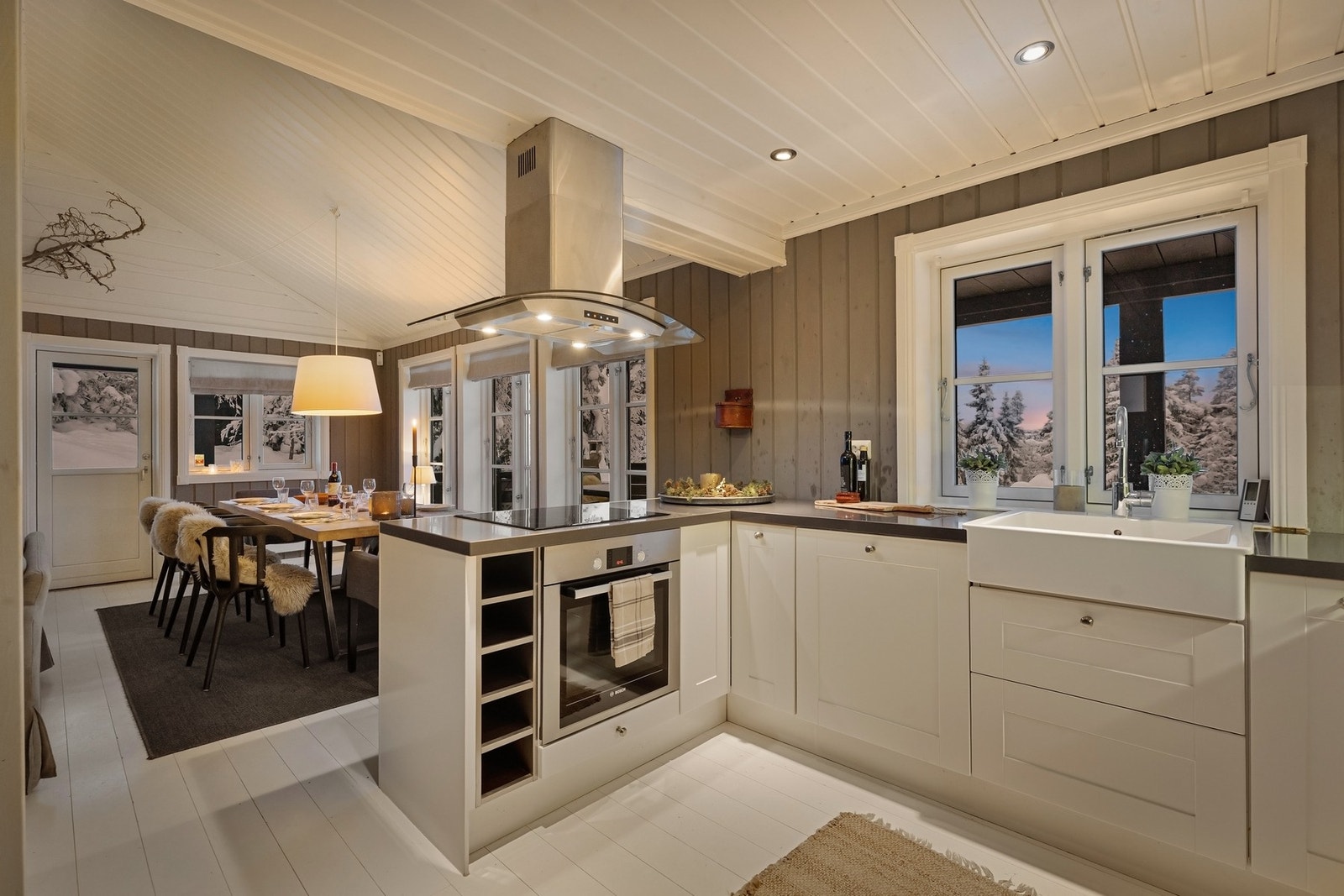 Funksjonell kjøkkeninnredning i åpen løsning Galleribilde