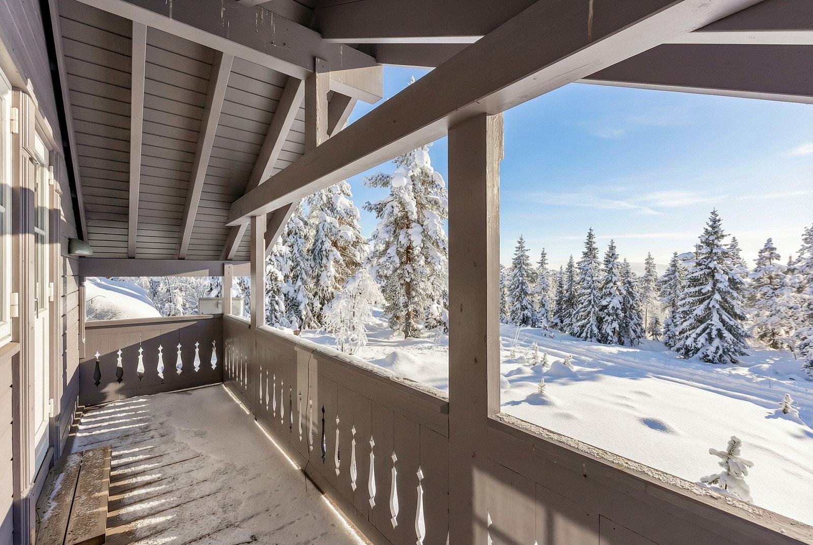 Utgang fra loftstue til overbygget balkong på ca. 8 kvm Galleribilde