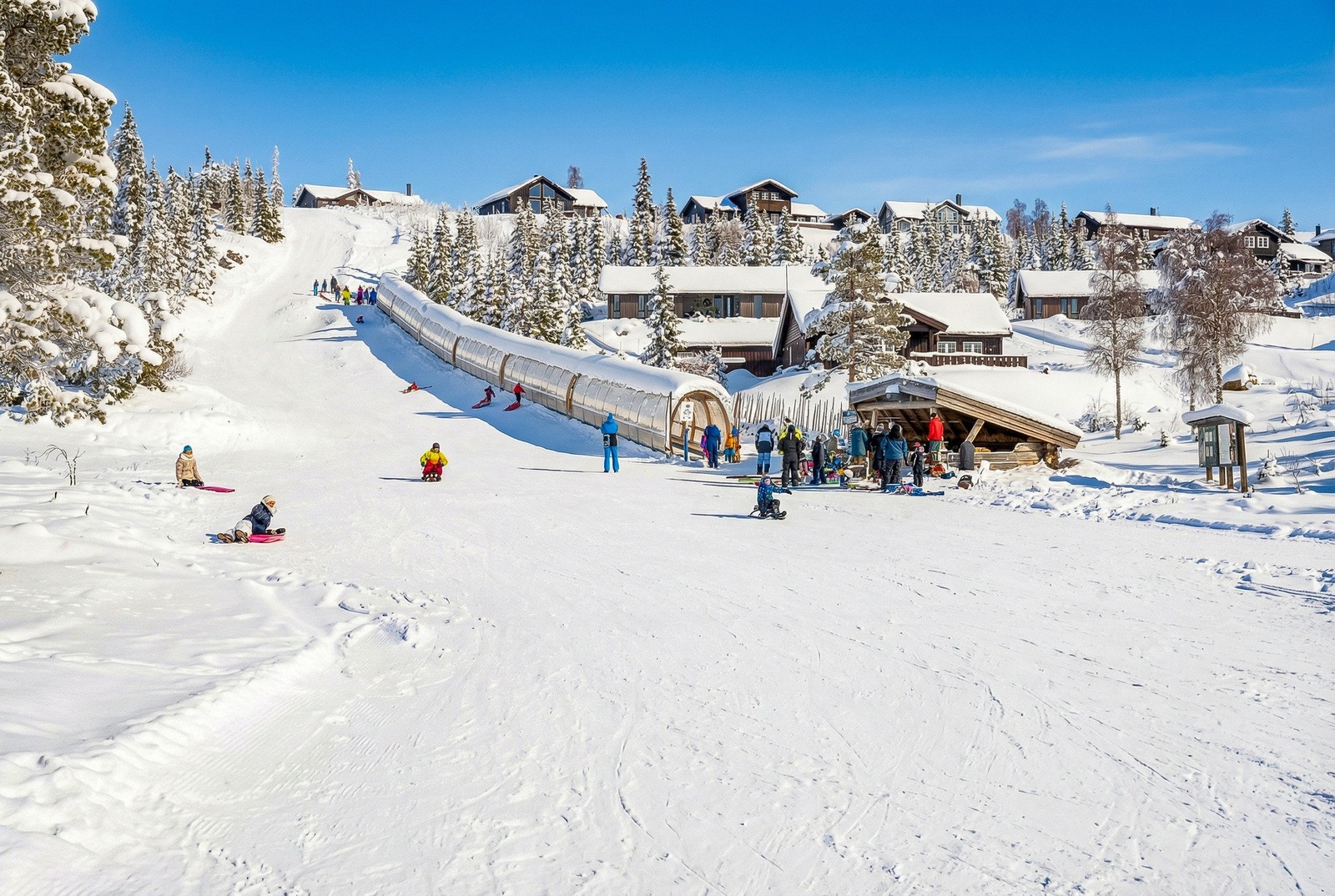 Et par hundre meter til akebakken som er til stor glede for store og små Galleribilde