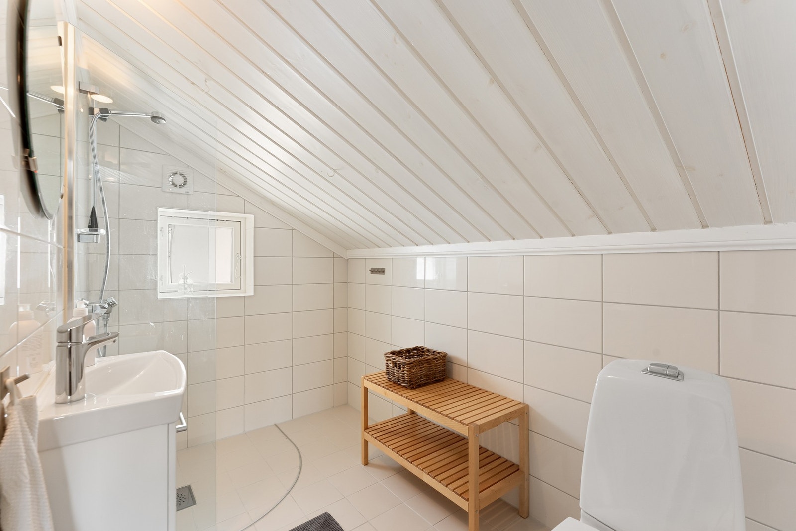 Pent flislagt baderom i 2.etasje Galleribilde