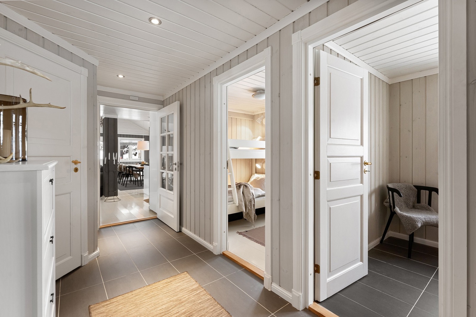 Flislagt gang i 1.etasje Galleribilde