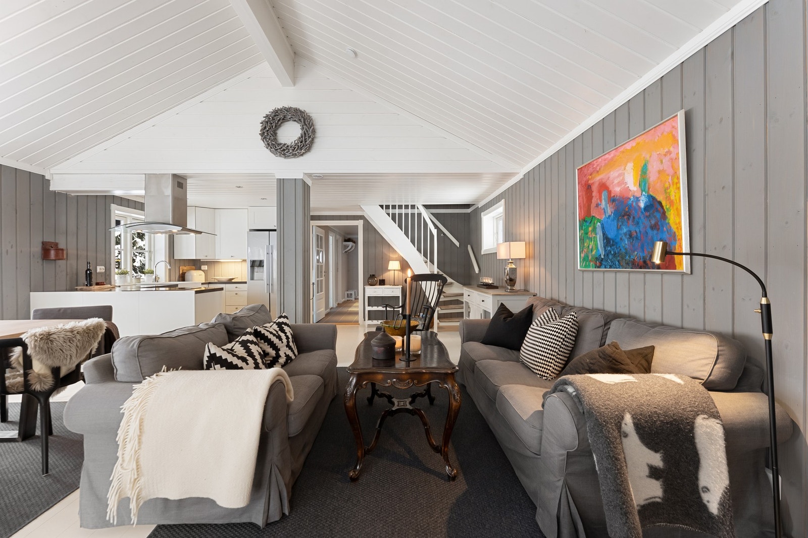 Stuen byr på god takhøyde opp til 3.53 m Galleribilde