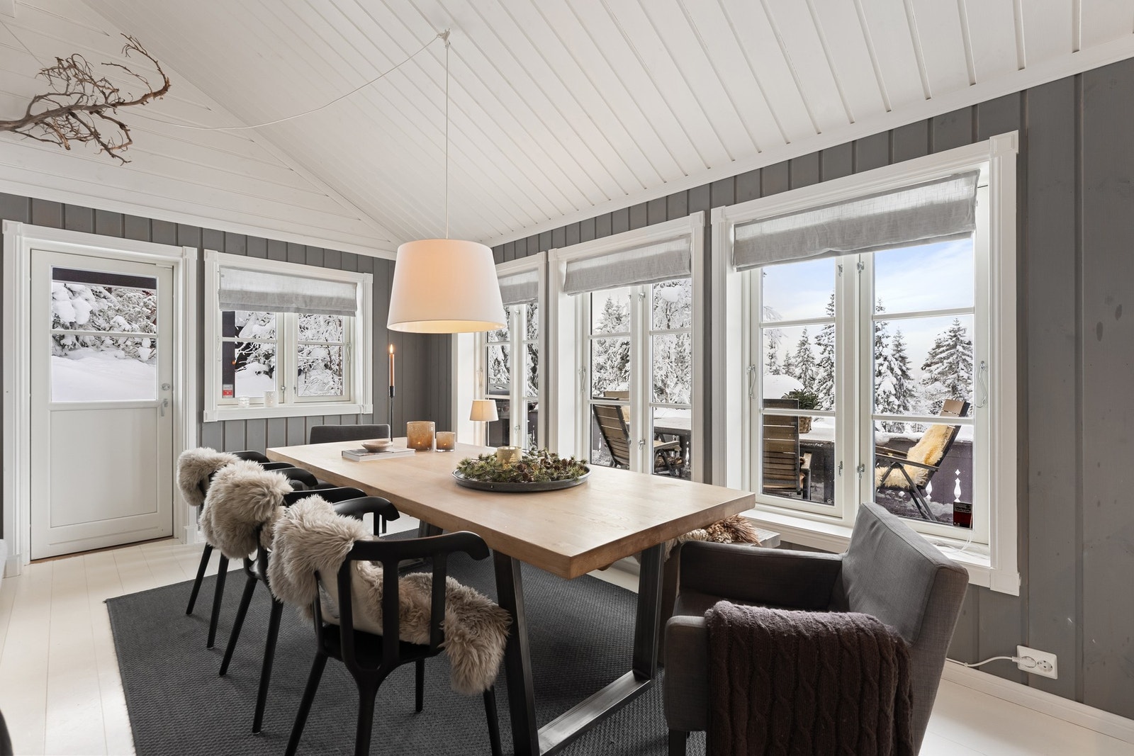 Romslig spisestue med store vindusflater Galleribilde