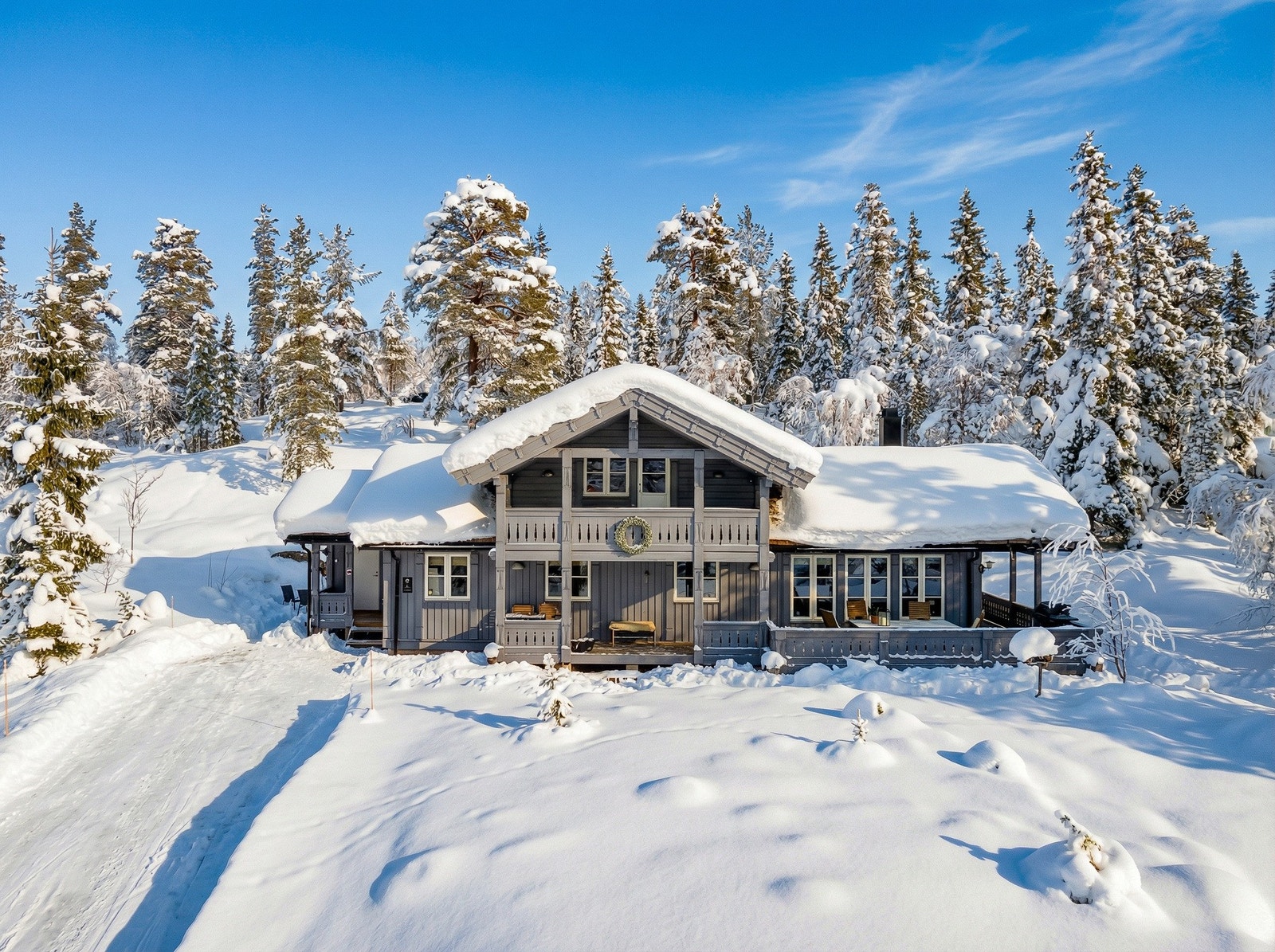 Hytte med klassisk utforming, oppstue og torvtak Galleribilde