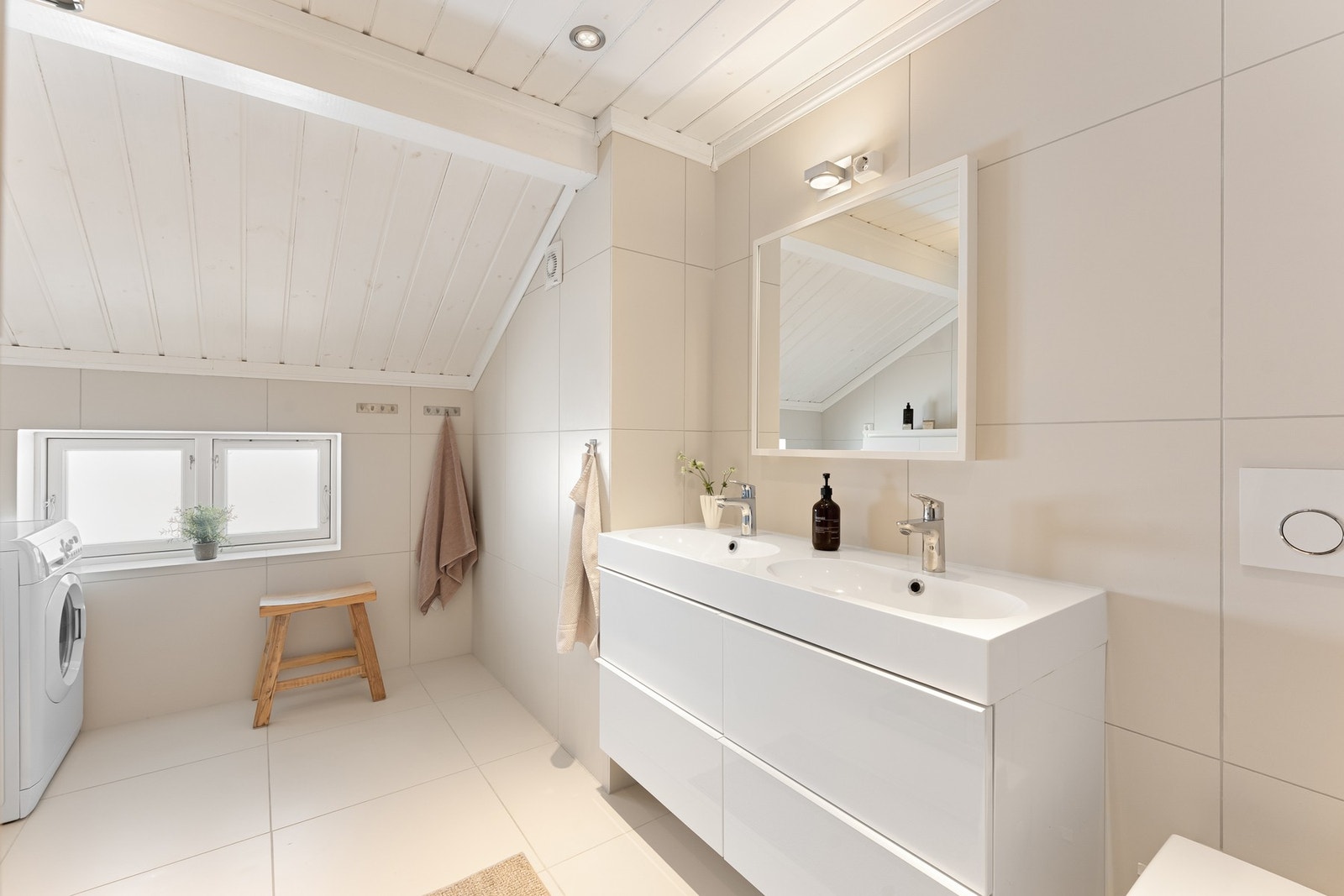 Lekkert flislagt baderom i 1.etasje Galleribilde