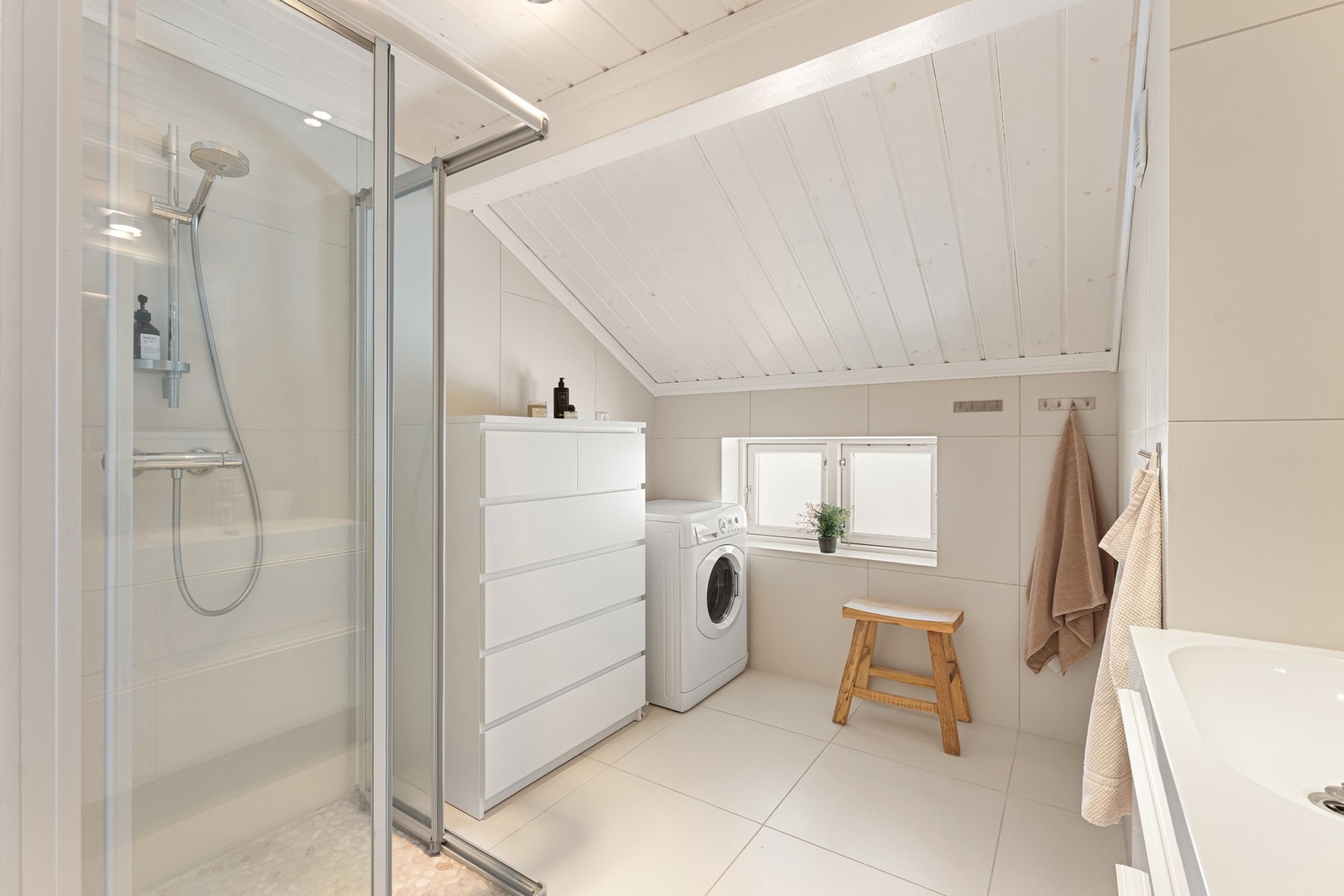 Baderommet har opplegg for vaskemaskin Galleribilde