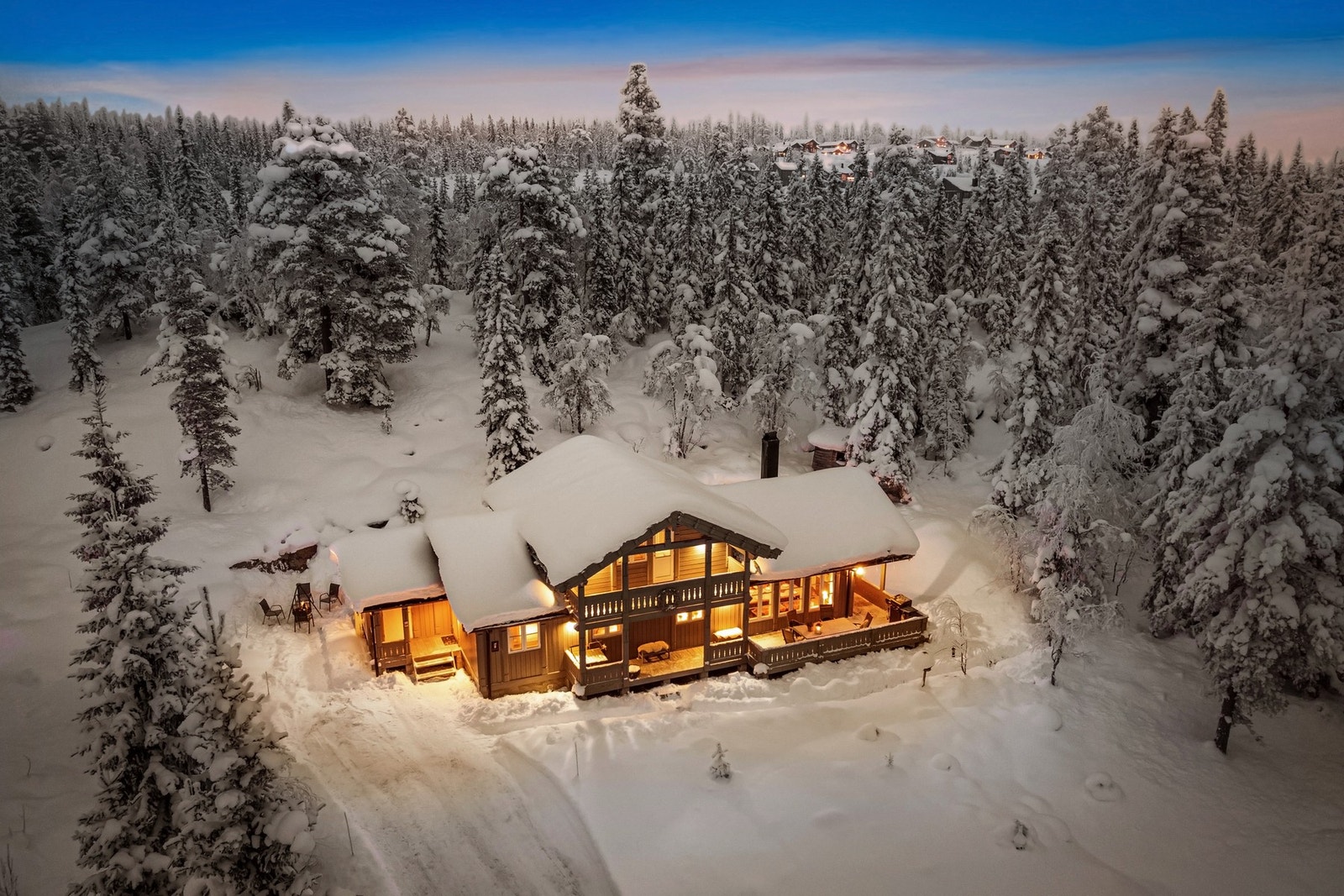 Eiendommen er bebygd med en innholdsrik oppstuehytte fra 2012 Galleribilde