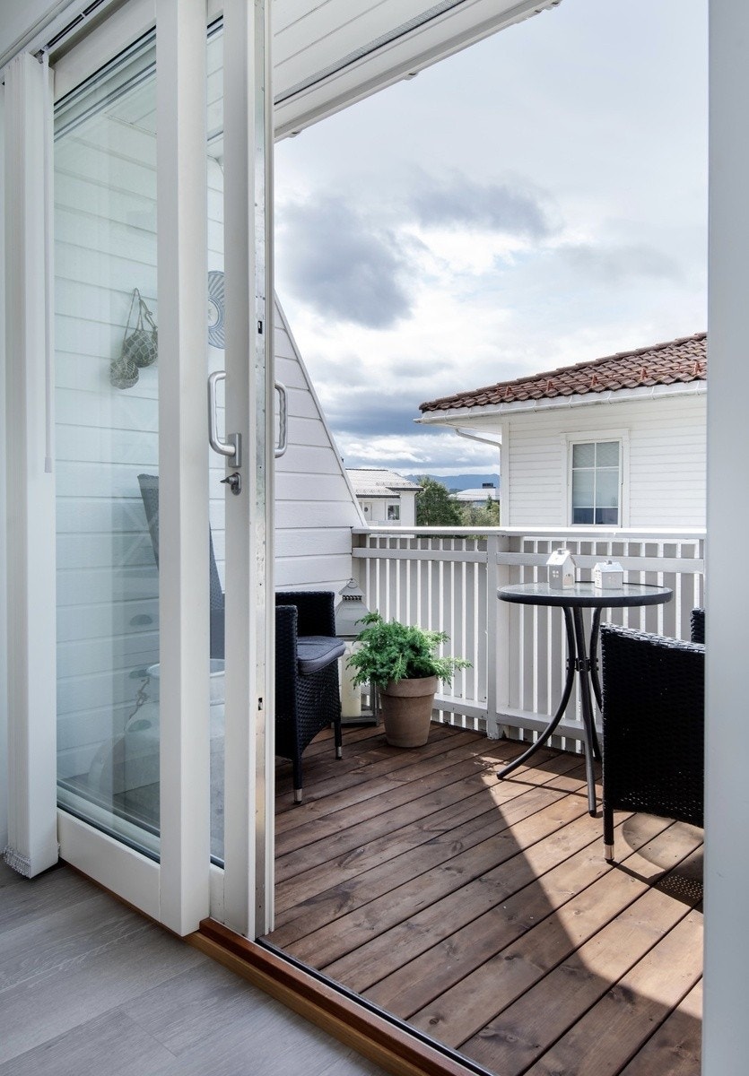 Veranda med gode solforhold. NB: umøblert Galleribilde