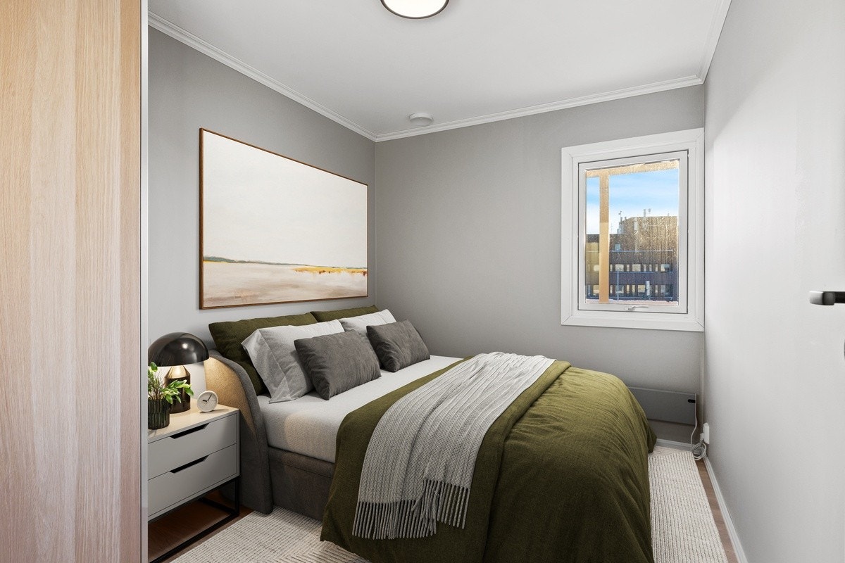 Soverommene er av god størrelse og er møblert med garderobeskap, panelovn og solskjerming. Seng kan følge med. Dette er rom 4. Galleribilde