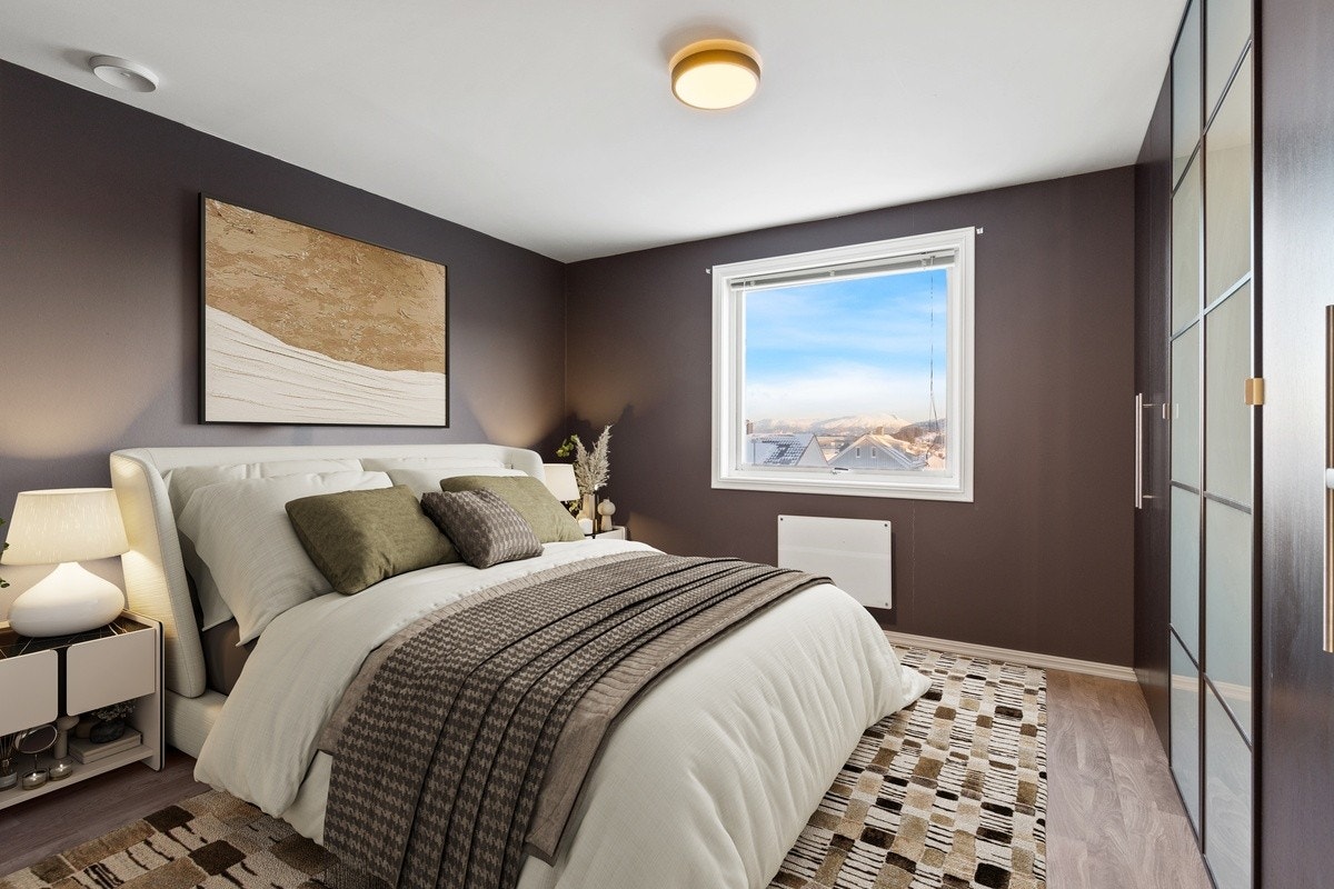 Soverommene er av god størrelse og er møblert med garderobeskap, panelovn og solskjerming. Seng kan følge med. Dette er rom 2. Galleribilde