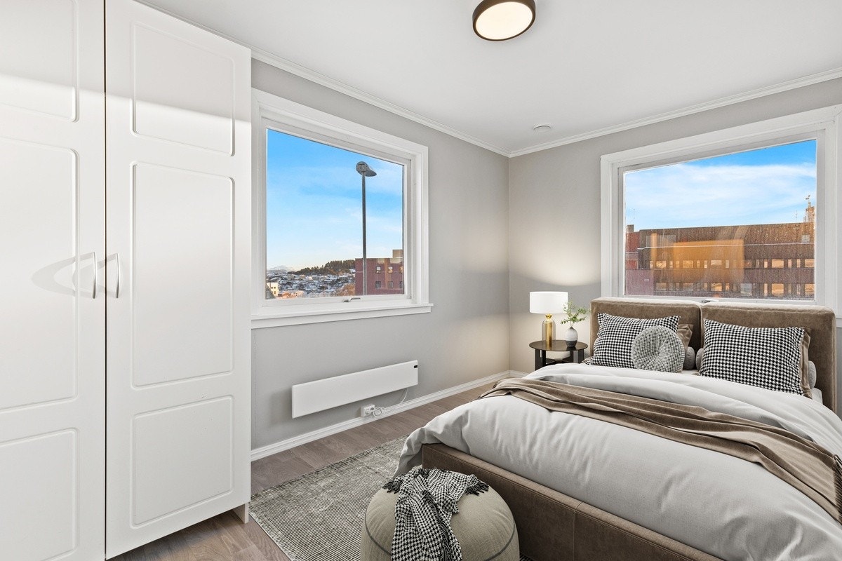 Soverommene er av god størrelse og er møblert med garderobeskap, panelovn og solskjerming. Seng kan følge med. Dette er rom 3. Galleribilde