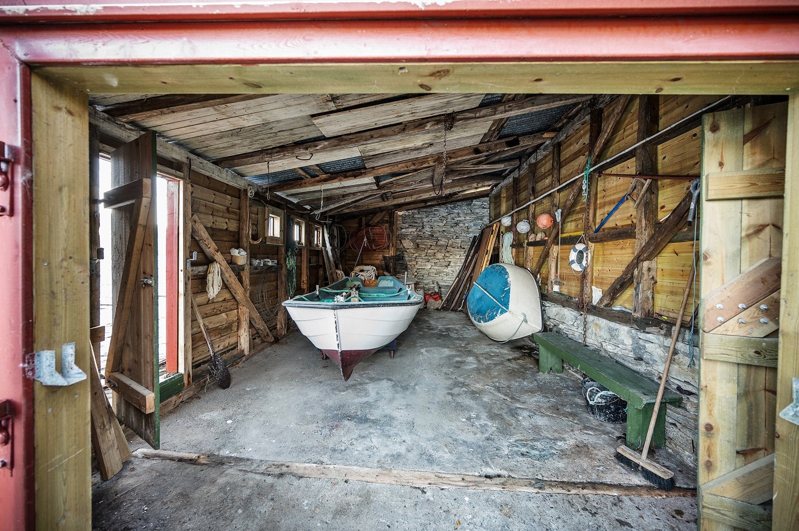 Nøst med god plass til fritidsbåt, fiskeredskap mm. Galleribilde