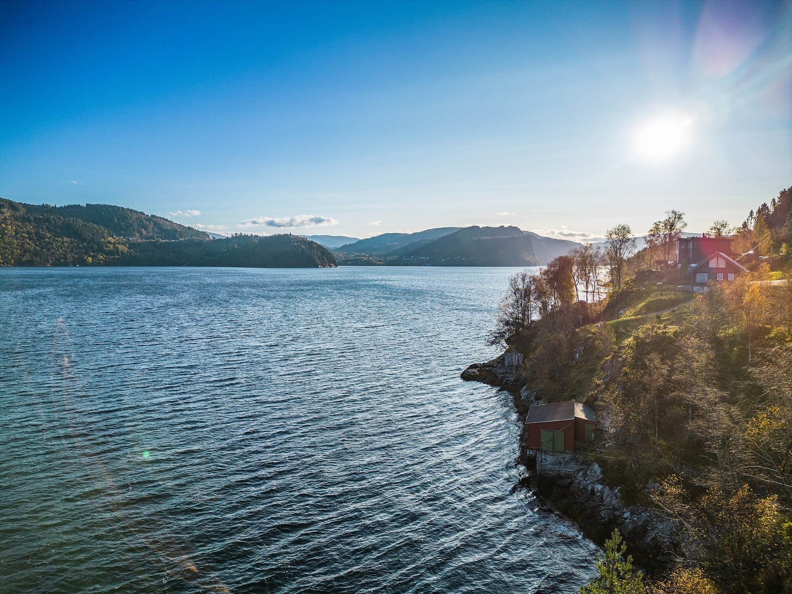 Nydelig beliggenhet blant fjord og fjell Galleribilde