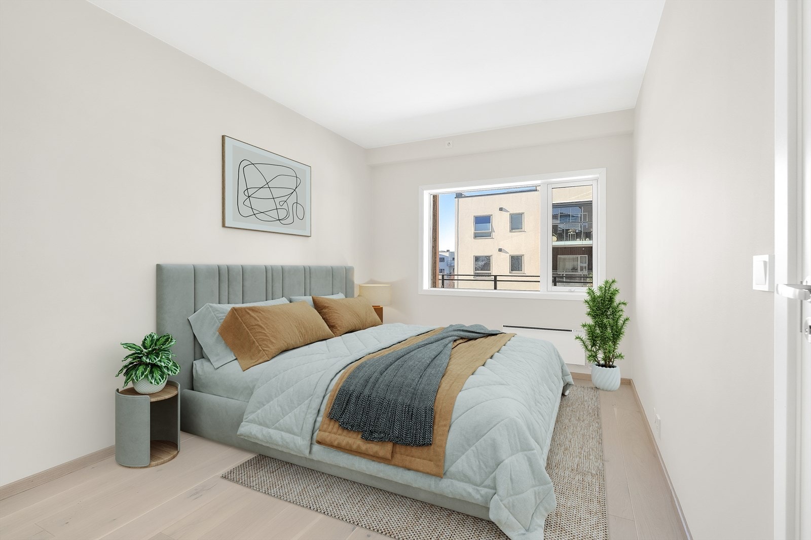 Soverom med god plass til dobbeltseng og stor garderobe. Galleribilde