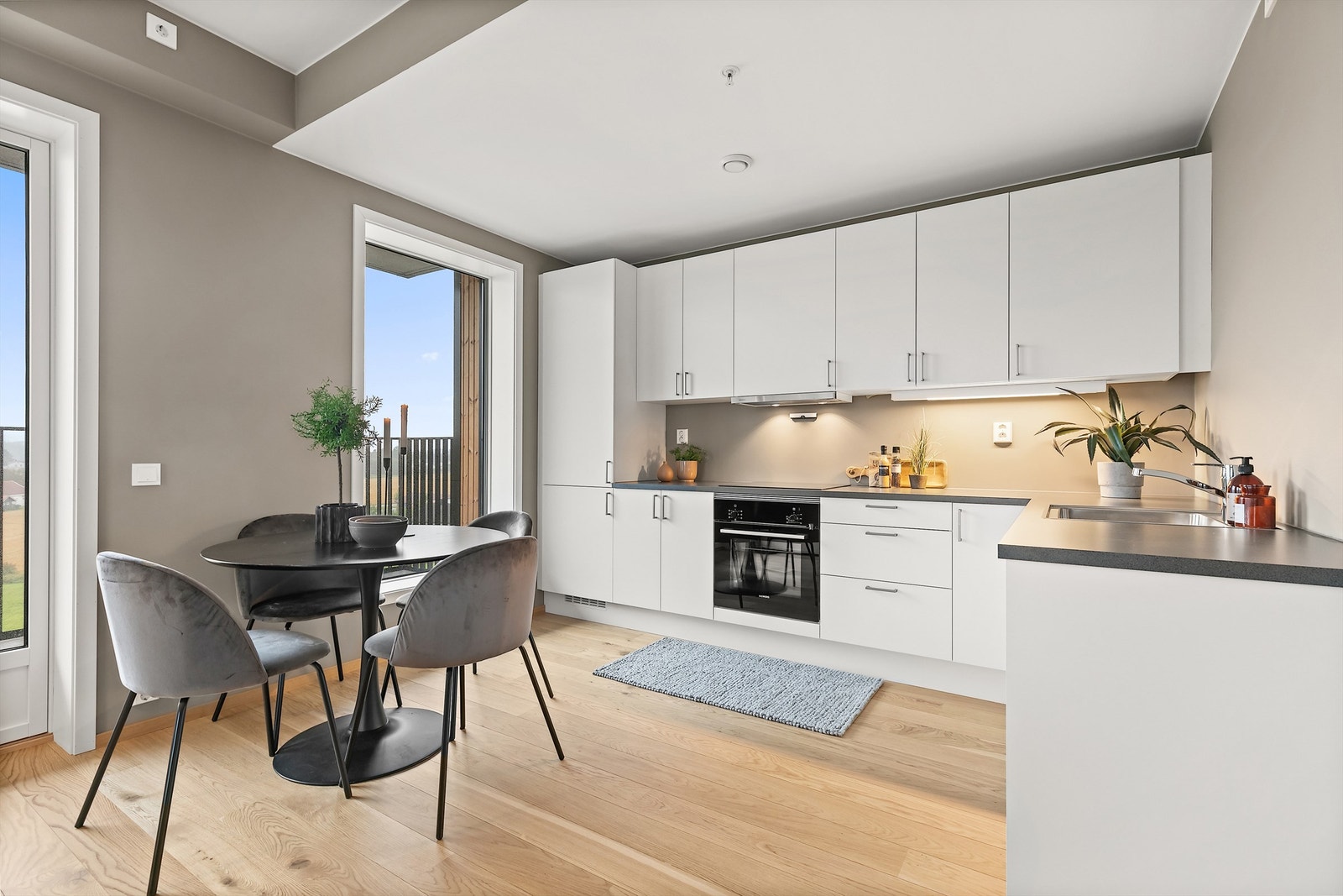 Naturlig plassering av spisebord nærmest kjøkkenet. Galleribilde