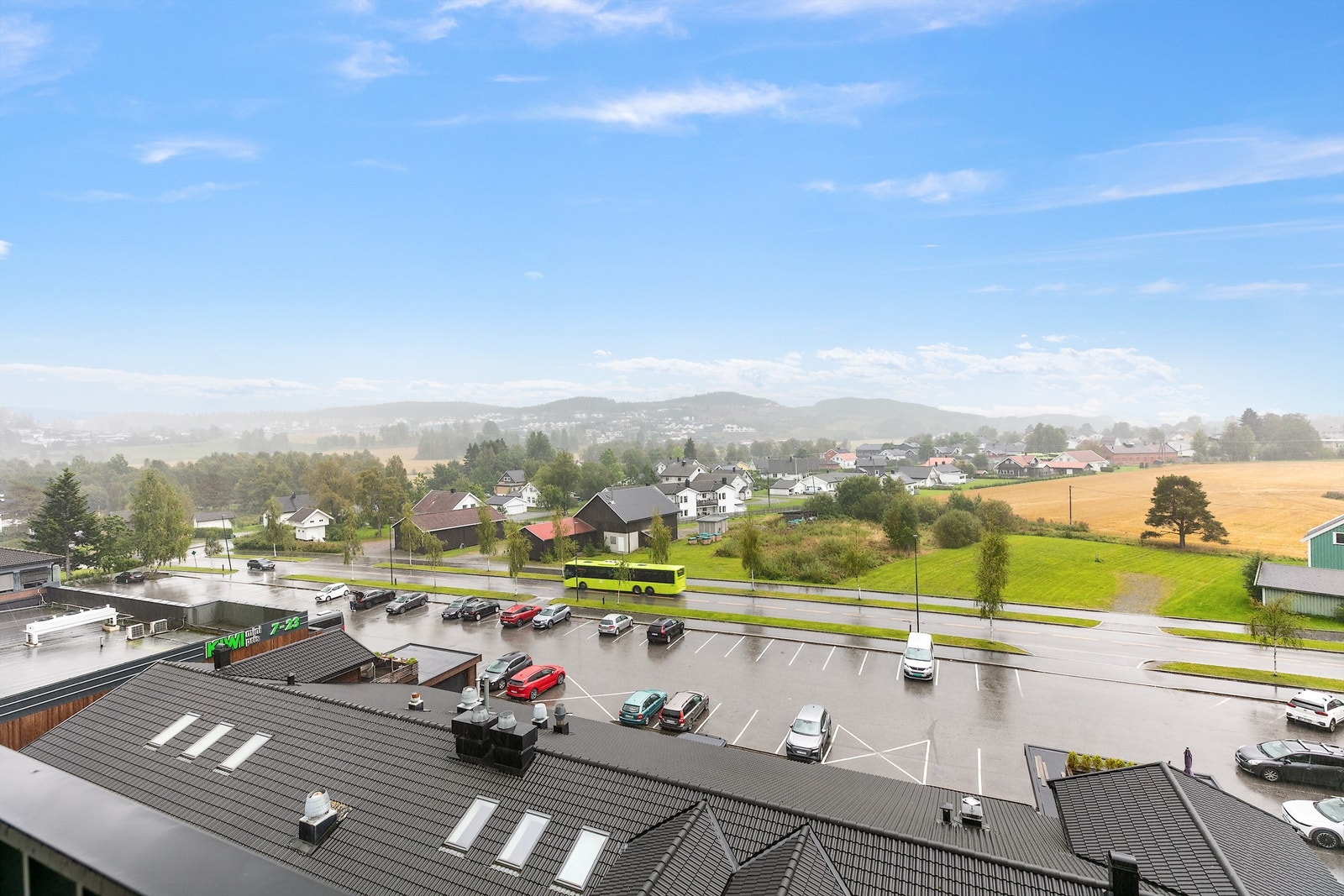 Balkongen vender mot sol og utsyn, og byr på en lun og trivelig uteplass store deler av dagen. Galleribilde