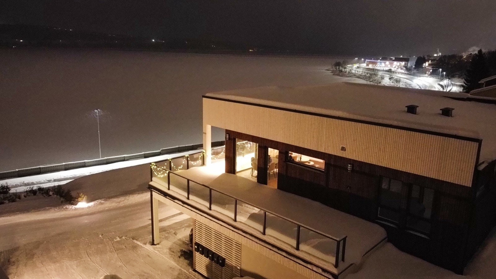 Kveldsbilde med utsikt til Mjøsa - snart skiføre Galleribilde