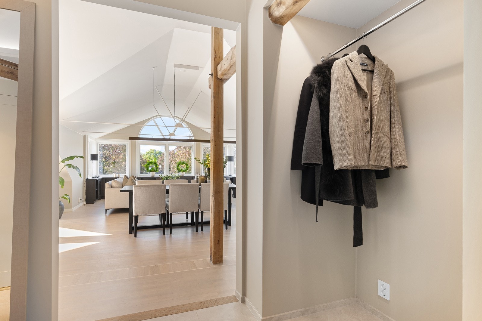 Innbydende og romslig entré - gulvet er flislagt med varmekabler Galleribilde