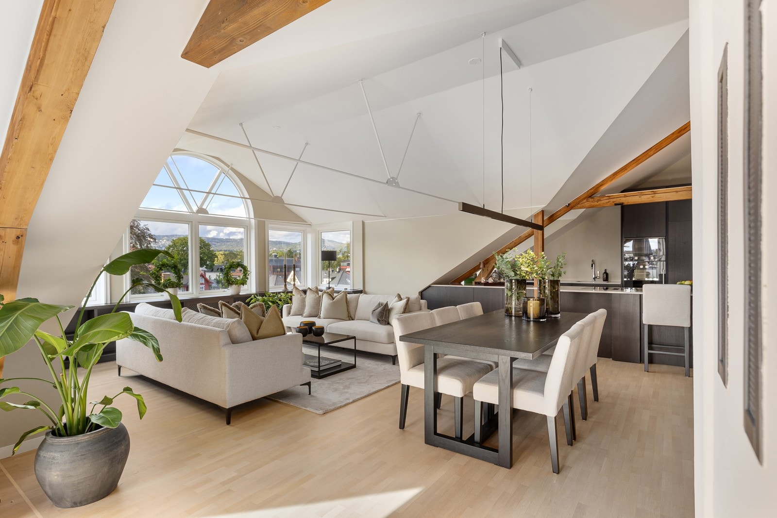 I front av stuen er det store vindusflater som gir godt naturlig lys og nydelig utsyn. Galleribilde