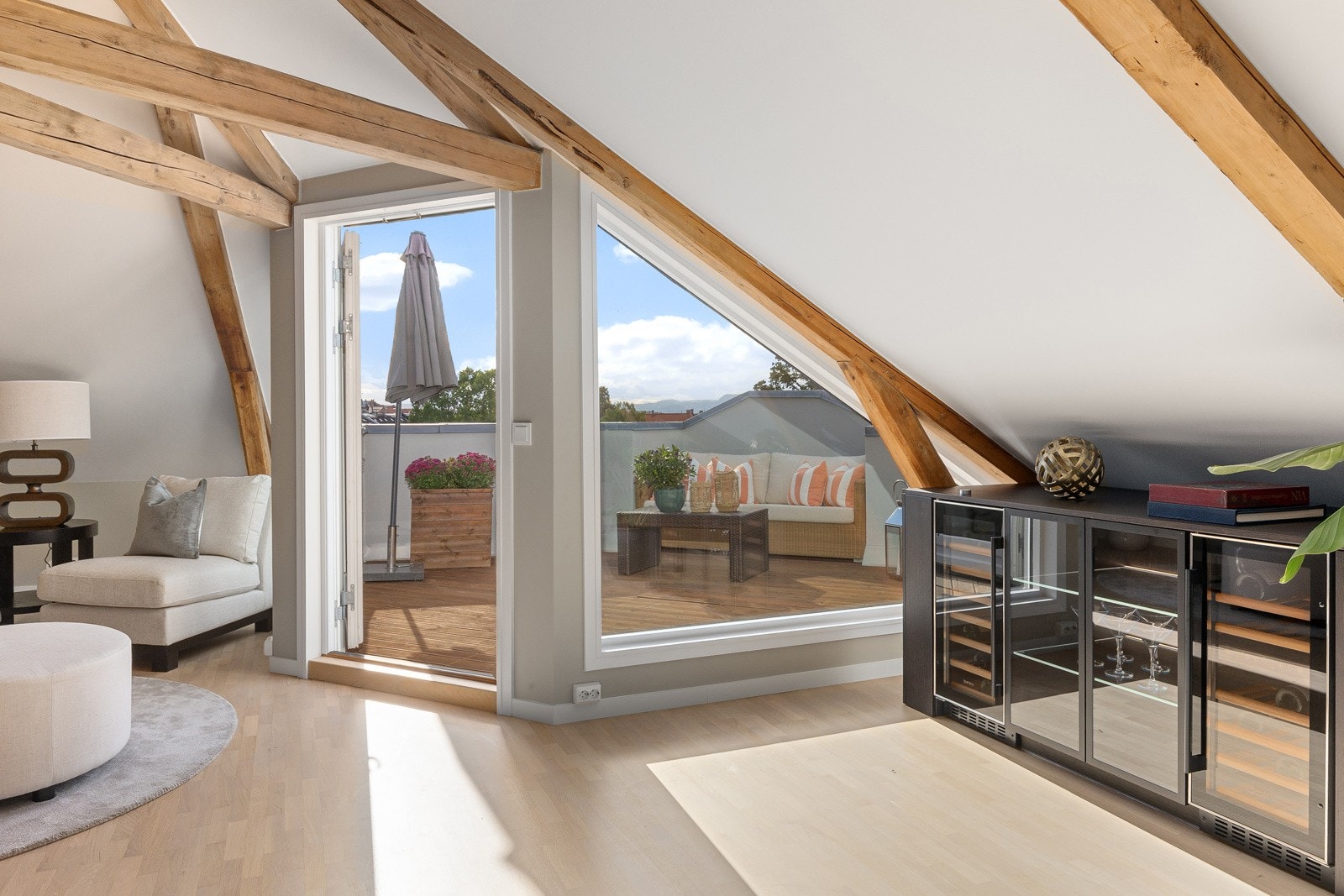 Fra stuen er det utgang til solrik balkong på 15 kvm Galleribilde