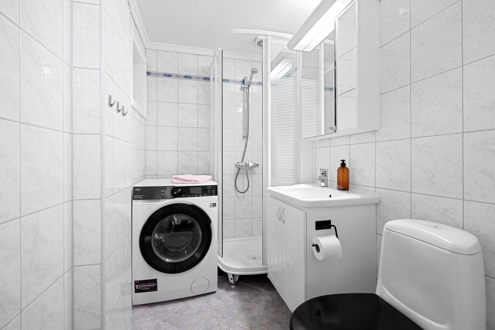 Lyst flislagt bad Galleribilde