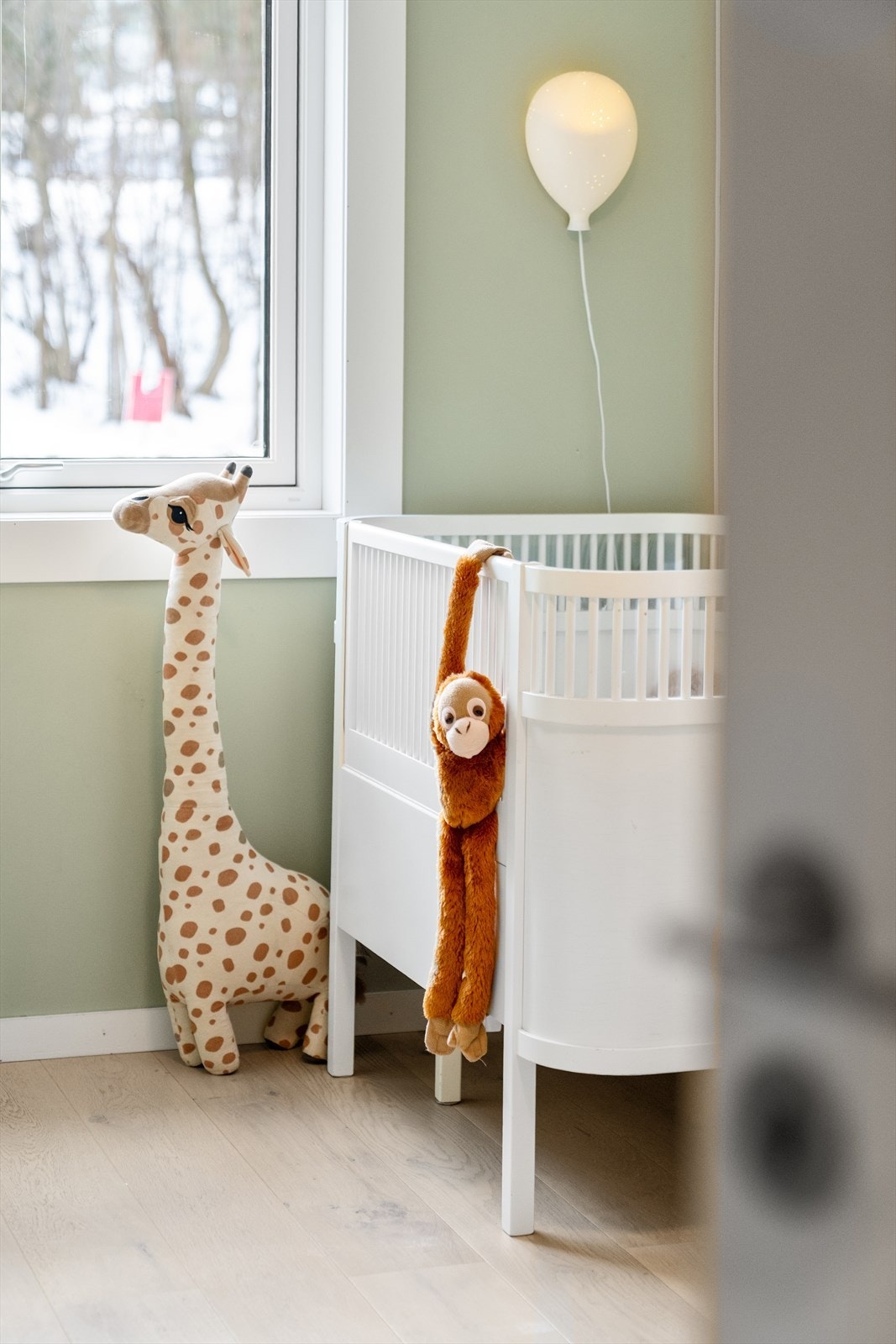 Et av soverommene, ideelt som barnerom, med plass til seng og lekeareal. Galleribilde