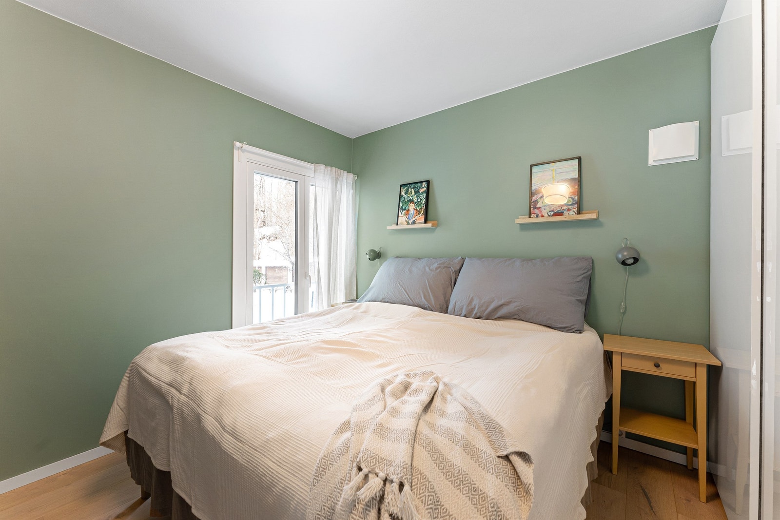 Hovedsoverommet er på romslige 13 kvm med stor skyvedørsgarderobe og fransk balkong vendt mot stille fellesarealer Galleribilde