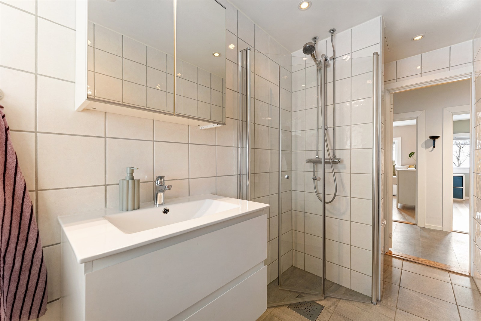 Badet fra 2014 med god romløsning. Her får du både vaskerom, bad og toalettrom i ett Galleribilde