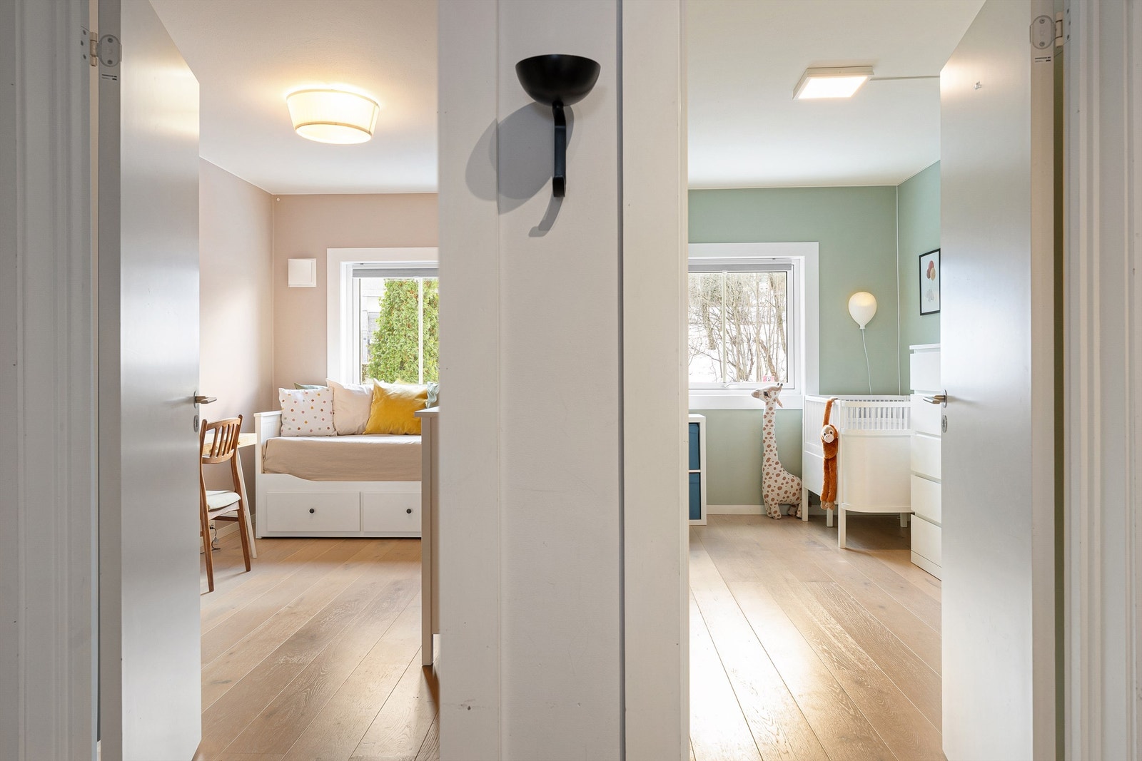 En praktisk soveromsavdeling ligger adskilt fra de sosiale sonene i leiligheten. Galleribilde