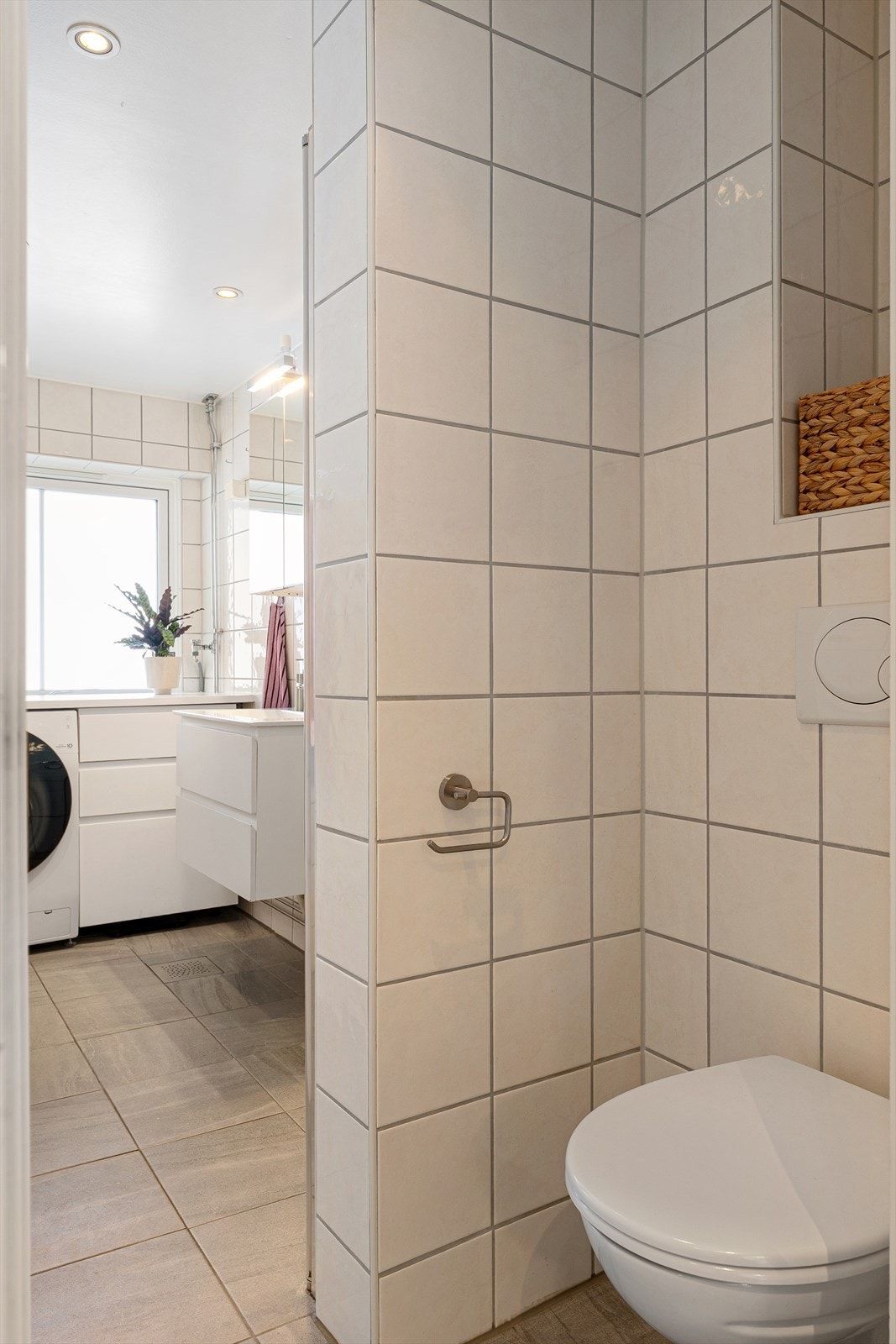 nærmeste døren finner du vegghengt toalett med innebygd sisterne. Galleribilde